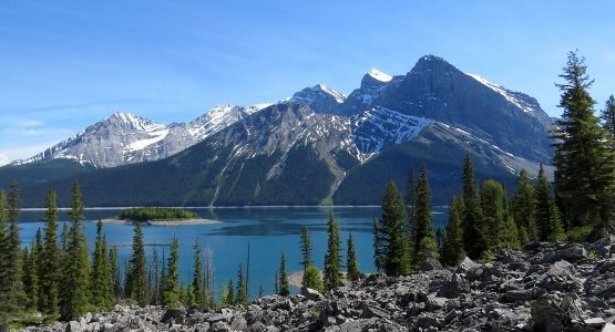Lake and the mountains in the Canadian Rockies (Alberta)