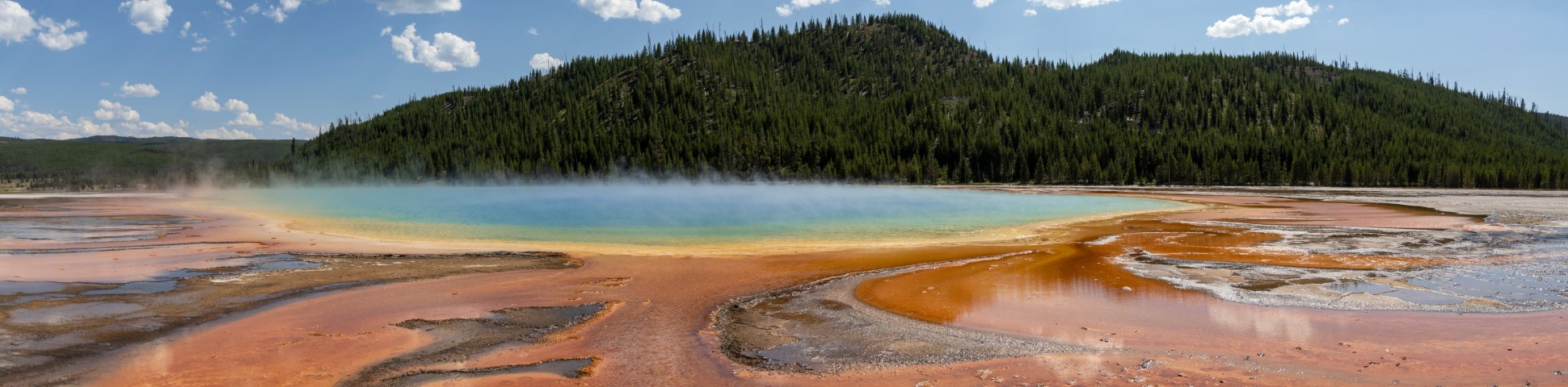 Sulphur ponds in Yellowstone (Wyoming, USA)