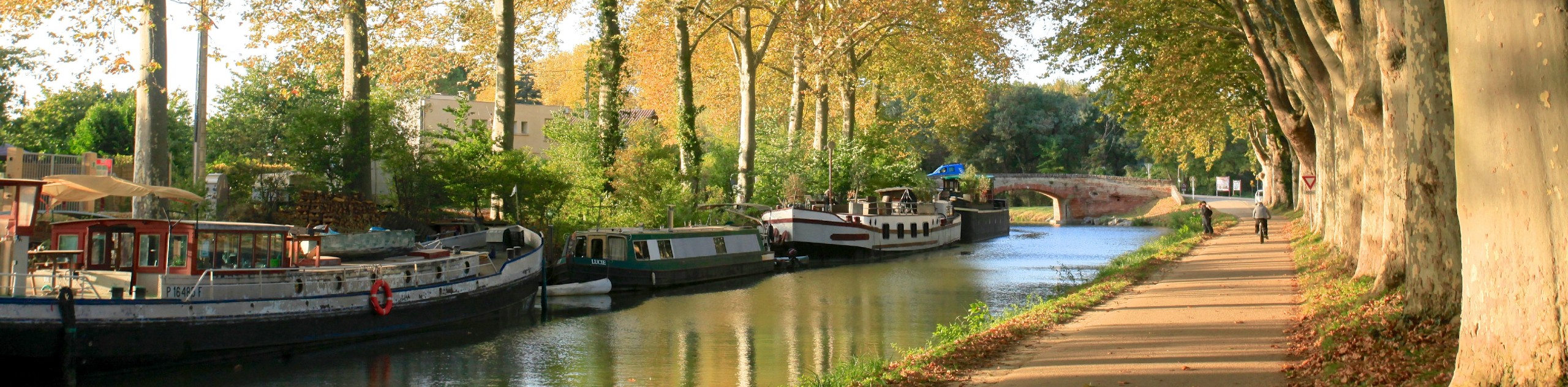 Wide path along the channel in one of the towns in Toulouse