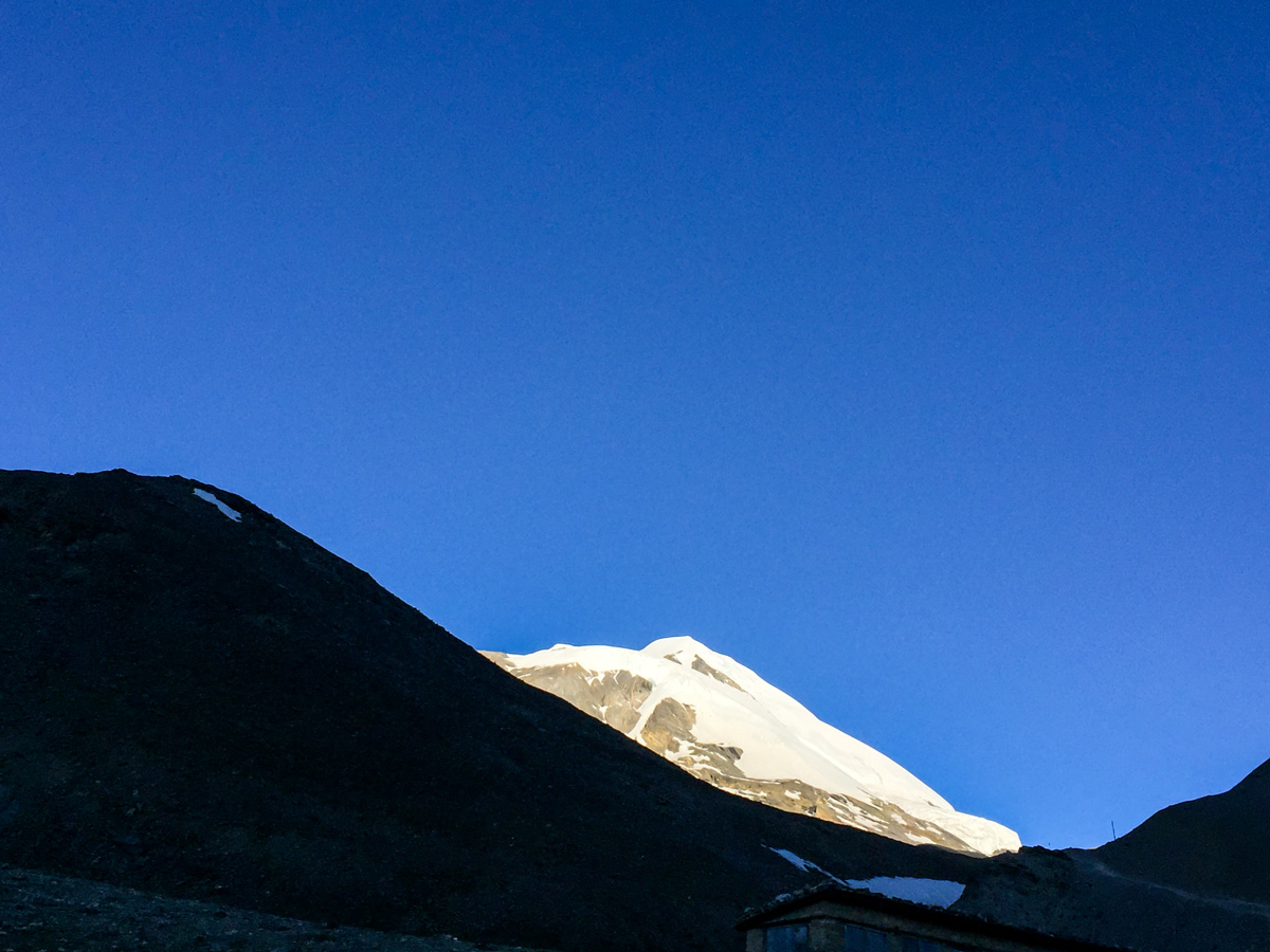 Blue sky and snowy peaks on Annapurna Circuit trek in Nepal