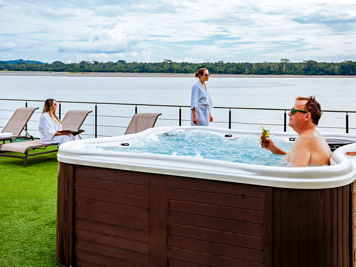 Enjoying the jacuzzi on Anakonda River Cruise in Ecuador