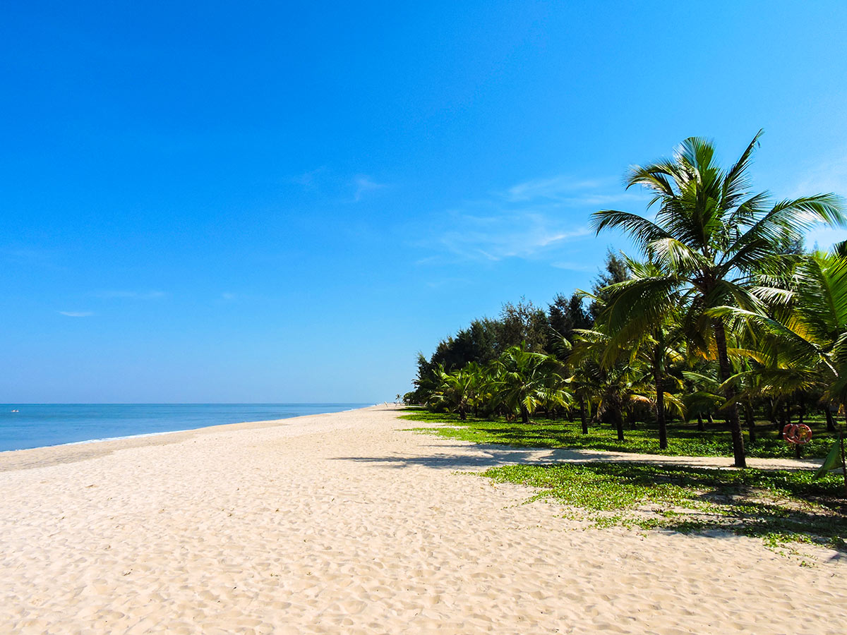 Trekking in Western Ghats tour includes a wonderful day at Marari Beach