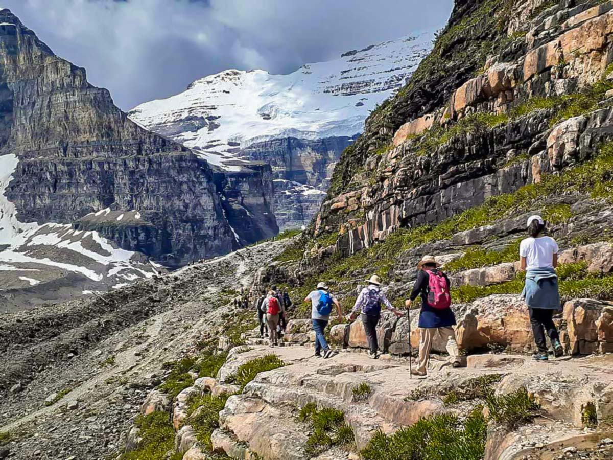 Group of hikers in the valley of 6 plains, surrounded by glaciers