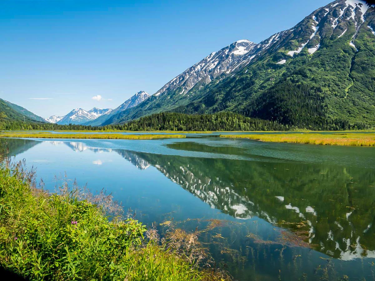 Hiking tour in Kenain (Alaska) includes visiting several beautiful lakes