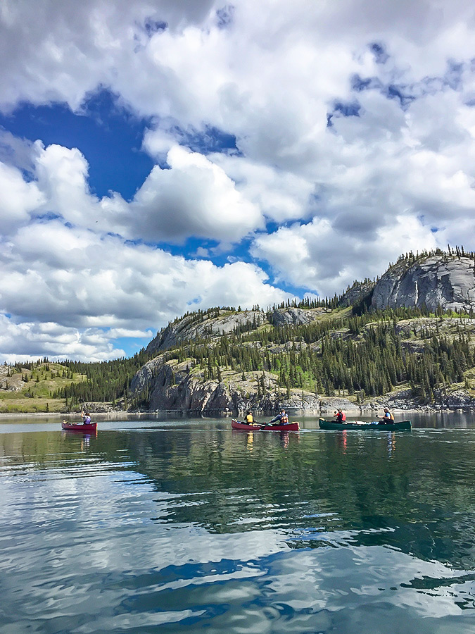 Beautiful views of the Lake Laberge, crossed by canoe