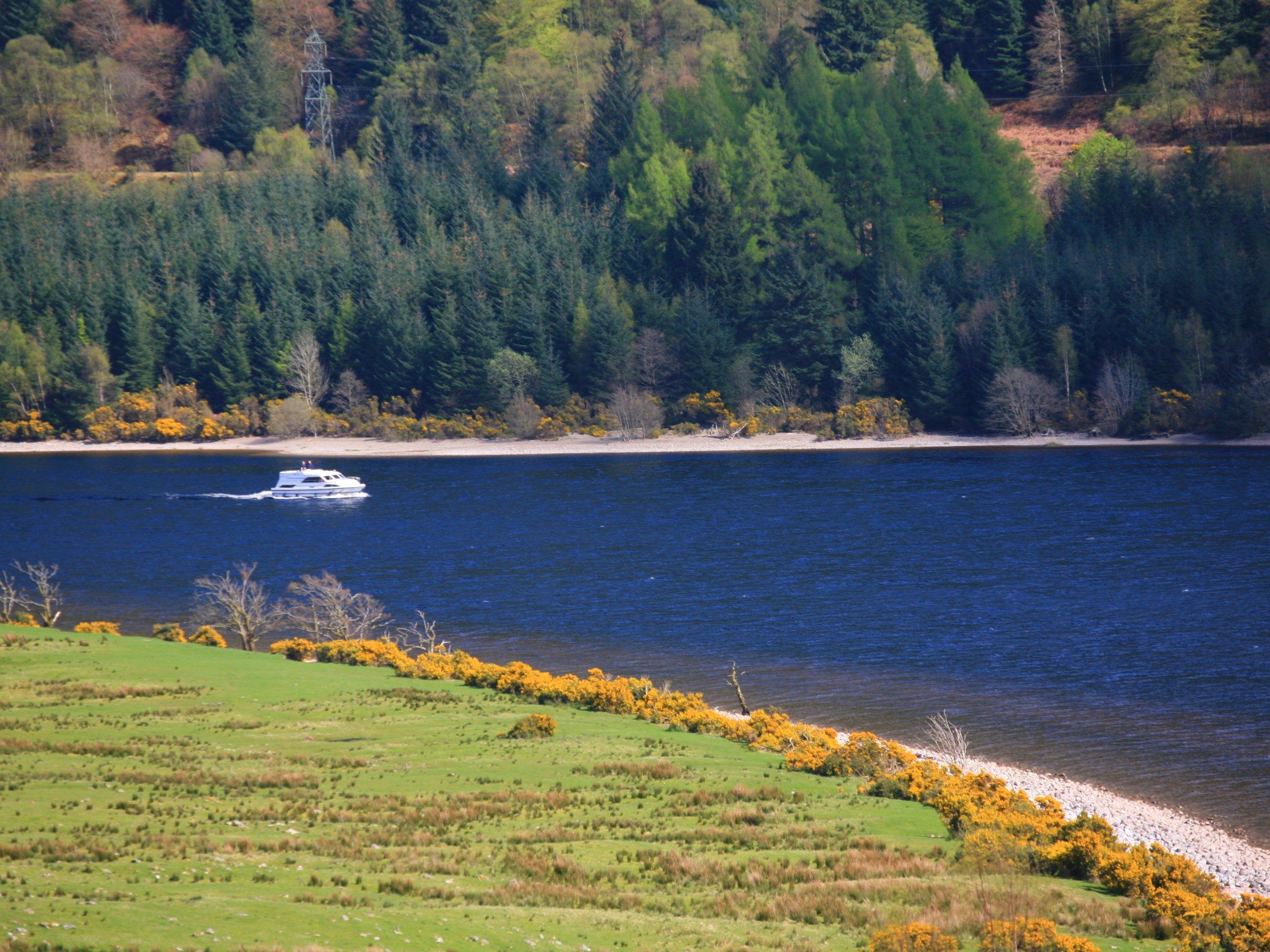 Great glen way - walking along the lake