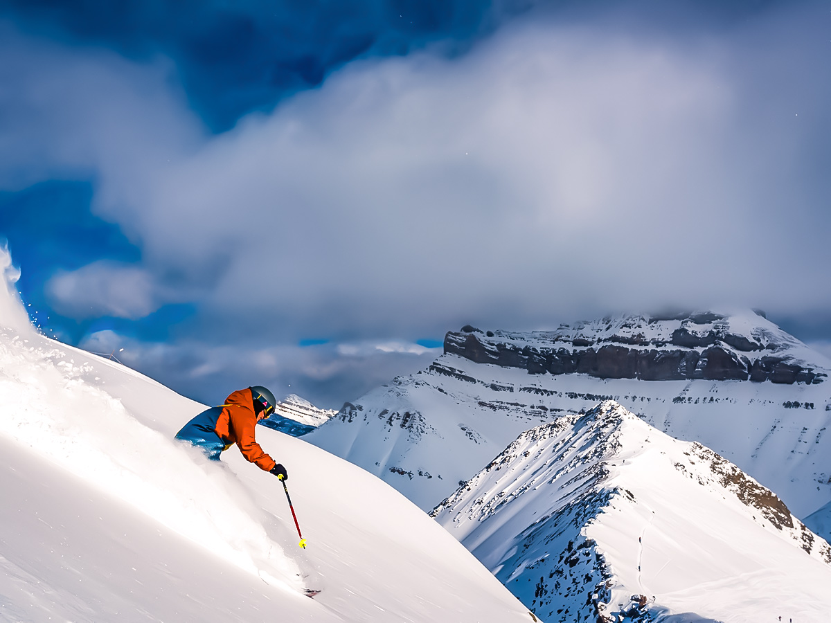 Beautiful mountain views in Canadas Rocky Mountains