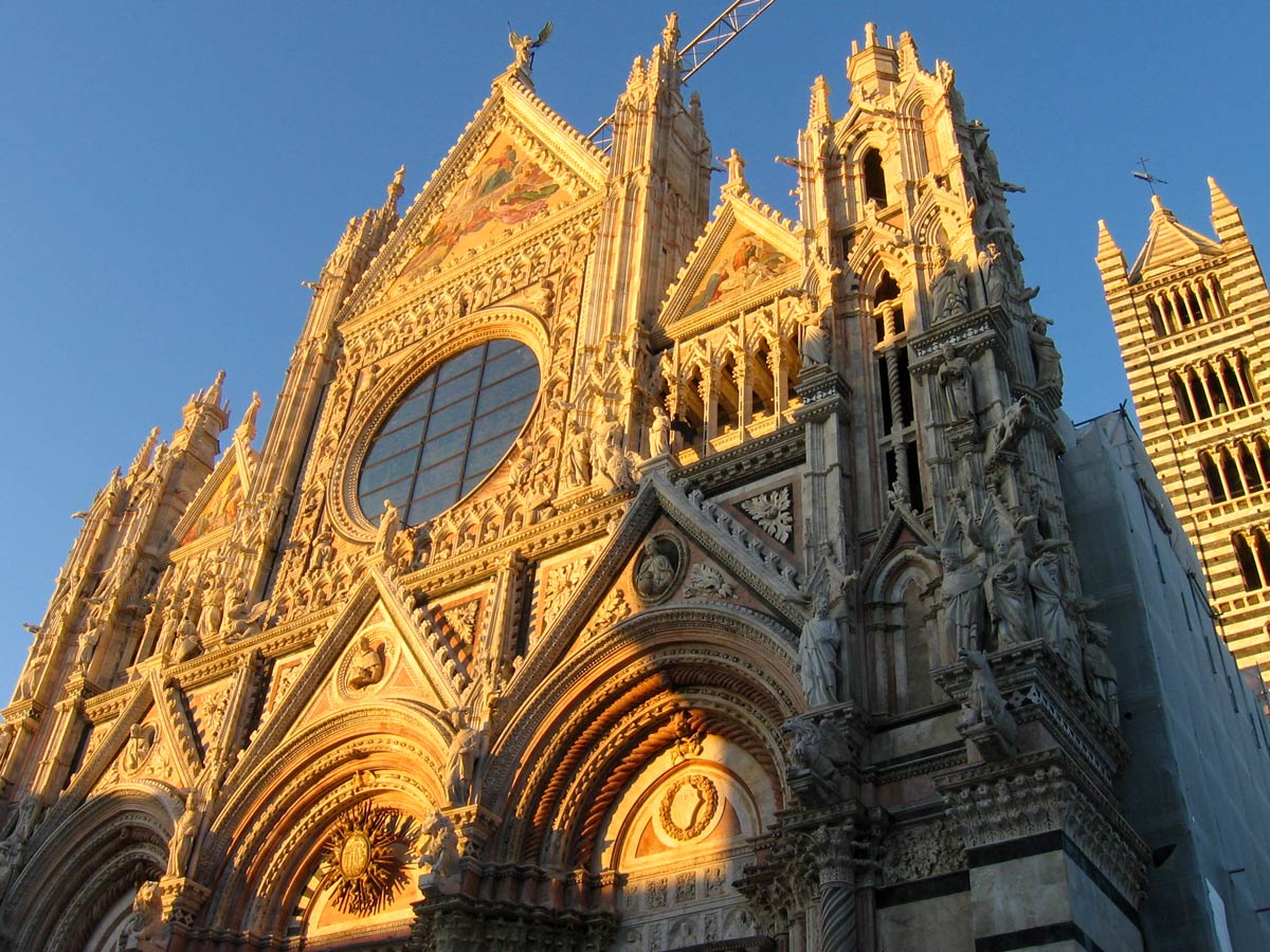 Self-guided walking tour from Montepulciano rewards with stunning views in Siena