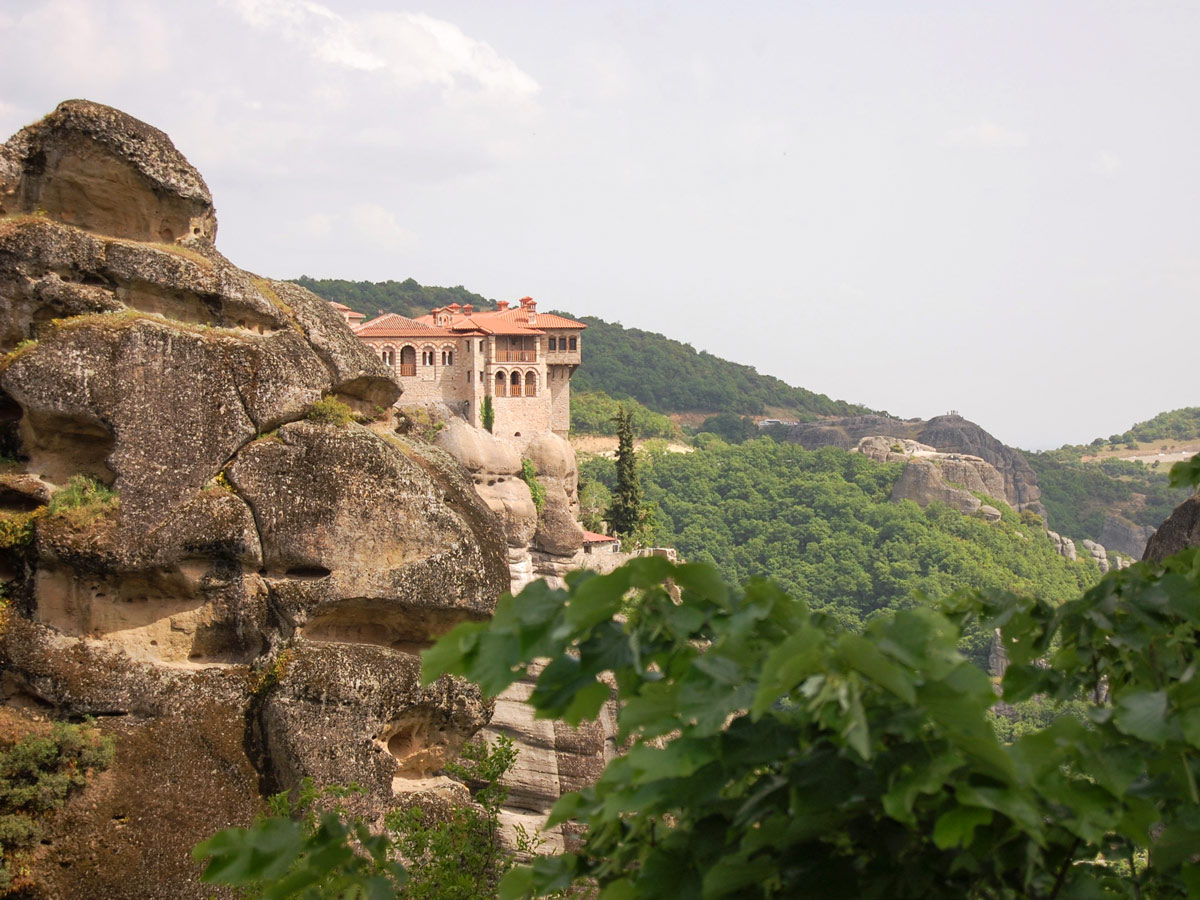 Beautiful views of the Meteora on a hiking tour in 3 Balkan countries