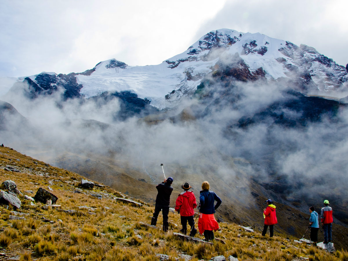 Group of hikes observing the beautiful mountain view on guided Apolobamba tour in Bolivia (image by V. Kronental)