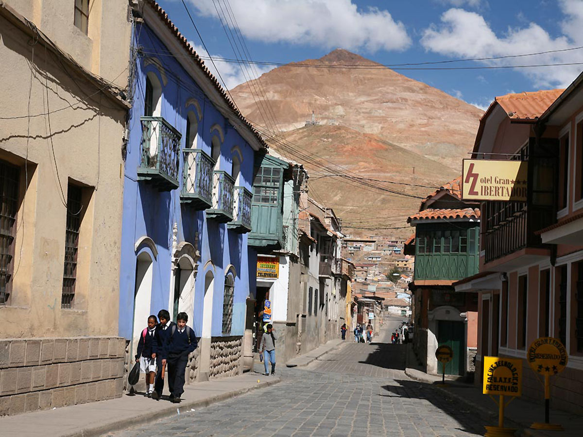Bolivie Exploring the streets of Potosi while on Highlights of Bolivia Tour