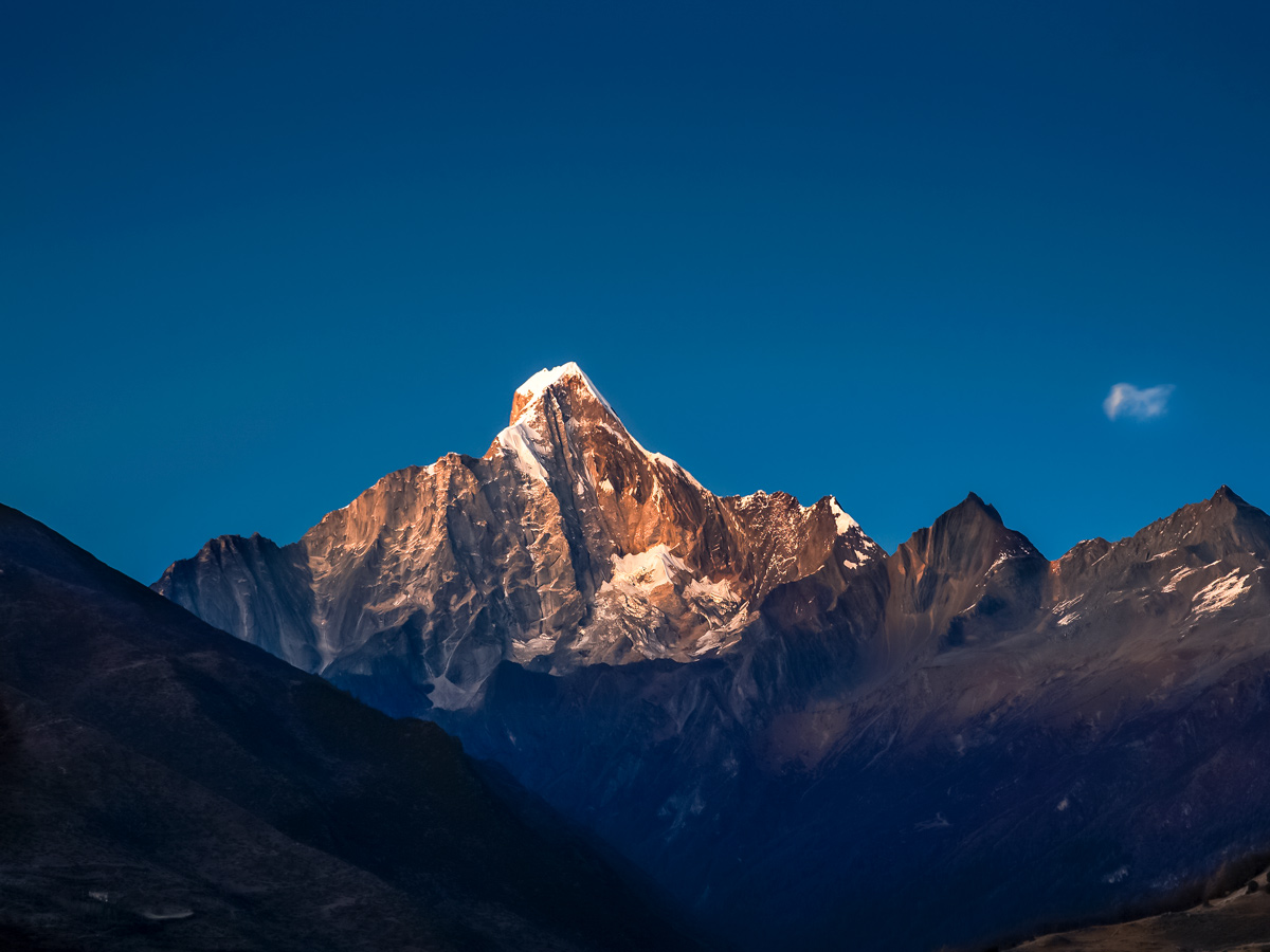 Siguniangshan Sonnenuntergang mountain peaks along trekking tour in China