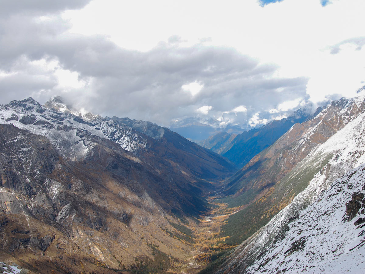 Trekking Sigunianghan Bipenggou high in the Chinese mountains