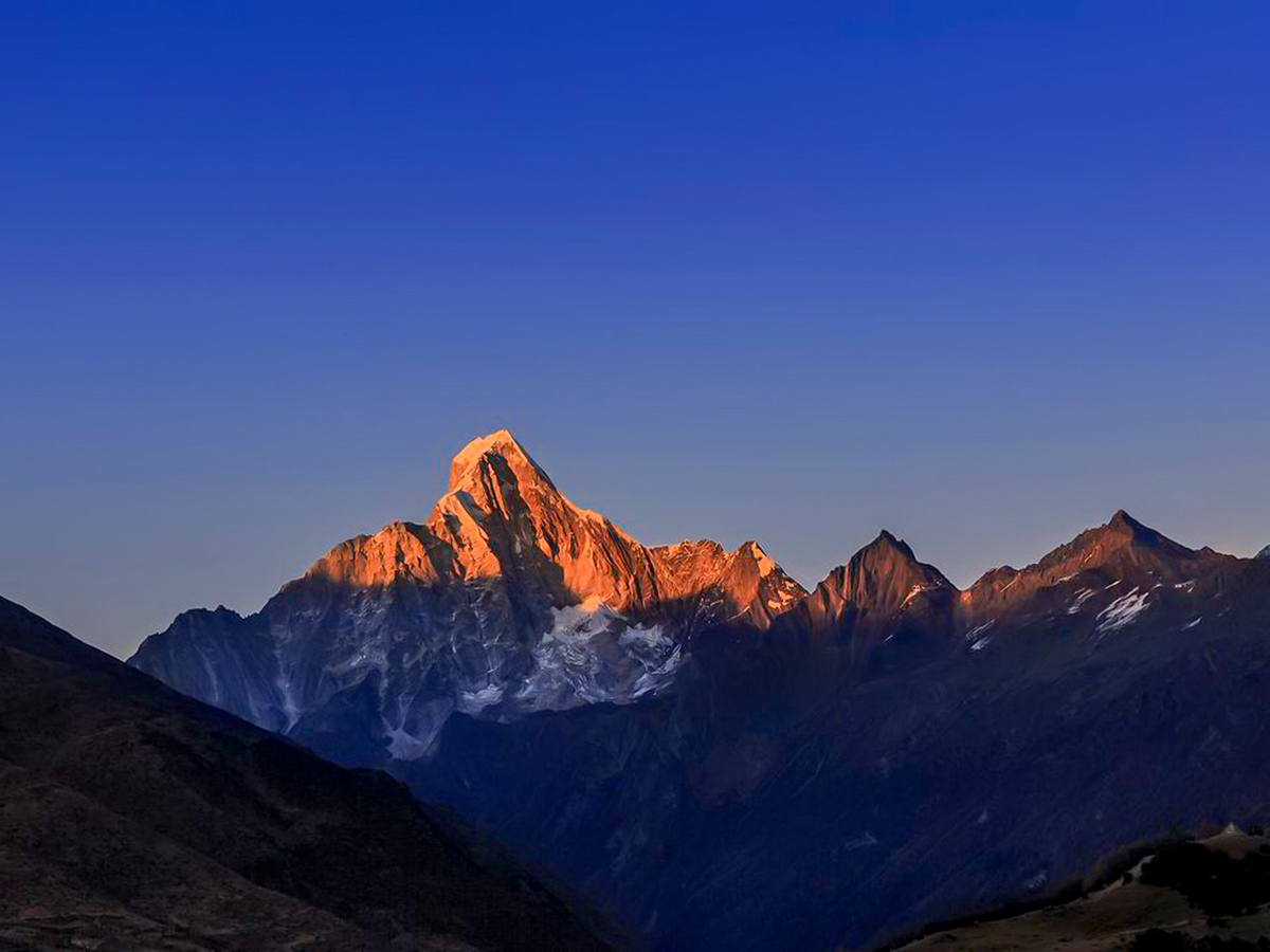 Sunset of Siguniangshan along trekking tour through West Sichuan