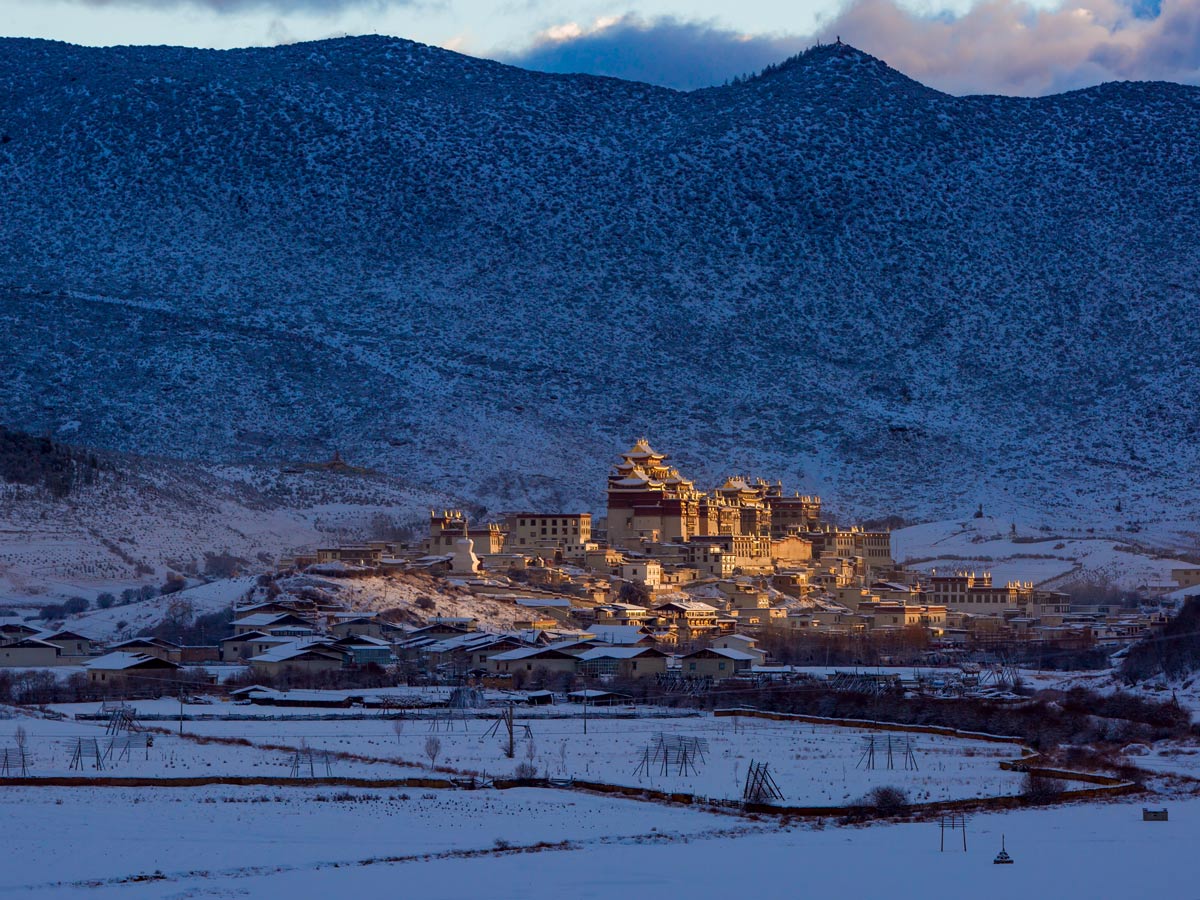 Sumzanlin Monastery seen along trekking tour through China