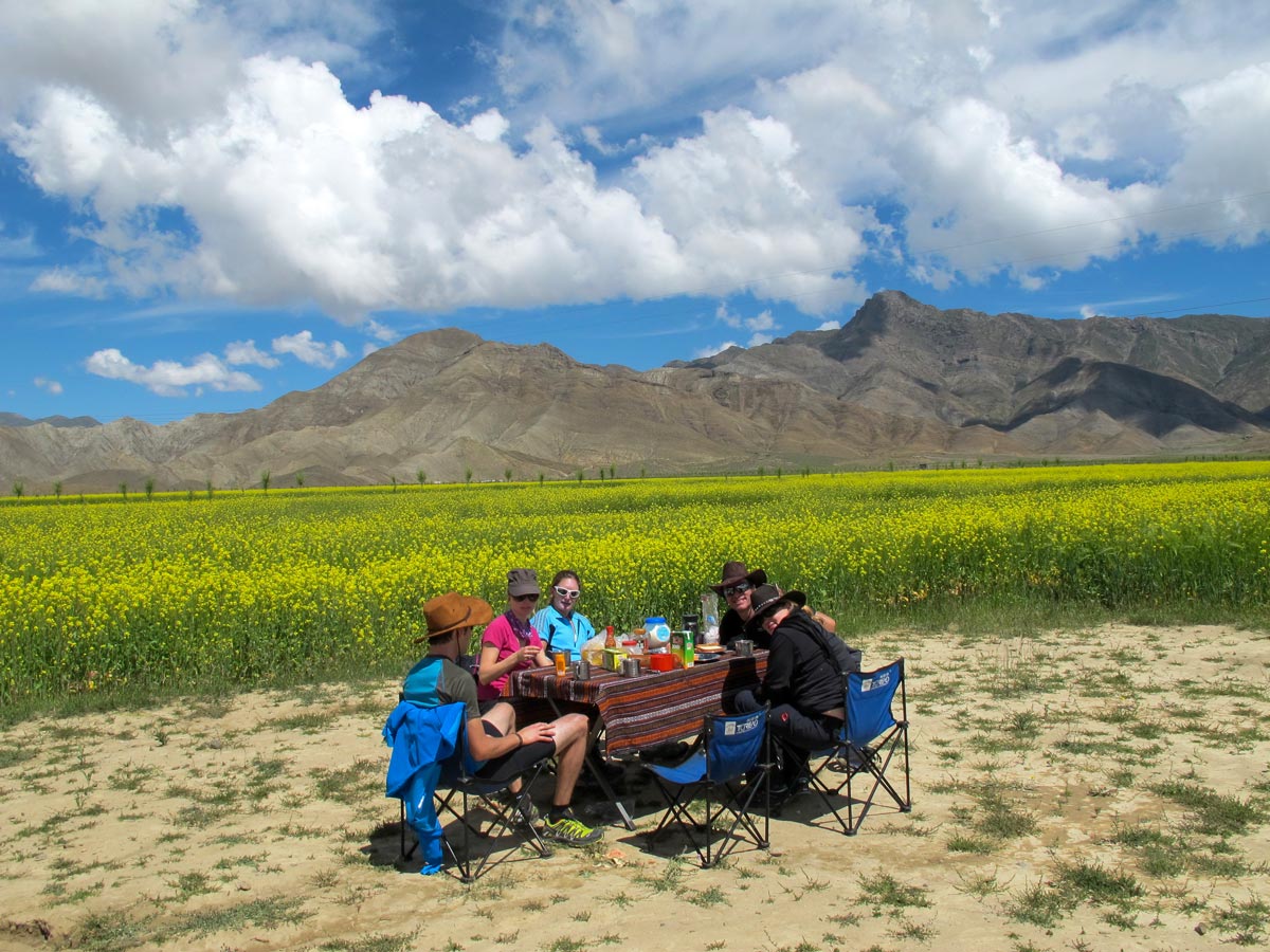 Picnic along Tibet bike tour