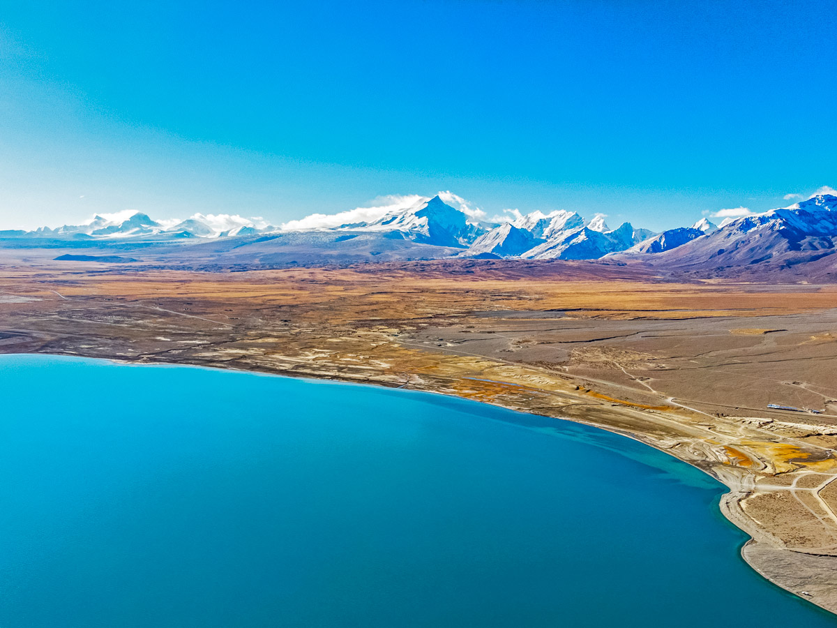 Paiku Tso and Xixiabangma along MTB tour in Tibet