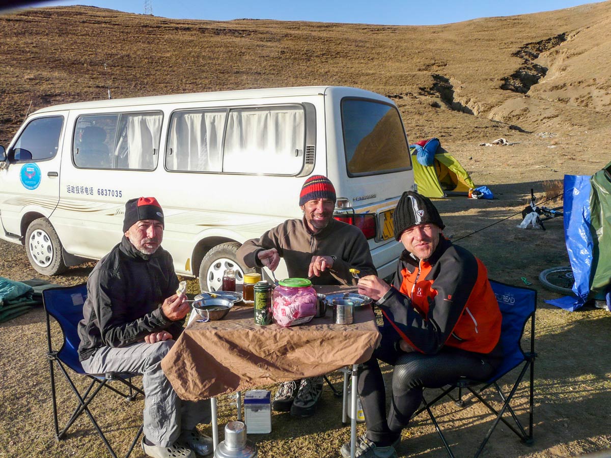 Stopping for a rest along MTB tour in Tibet from Lhasa to Kathmandu