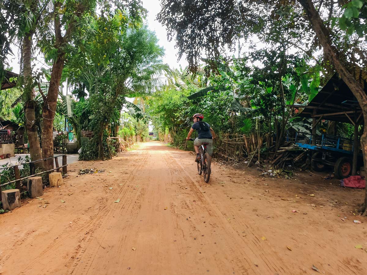 Self-guided biking tour at Cambodia from Phnom Penh to Angkor Wat