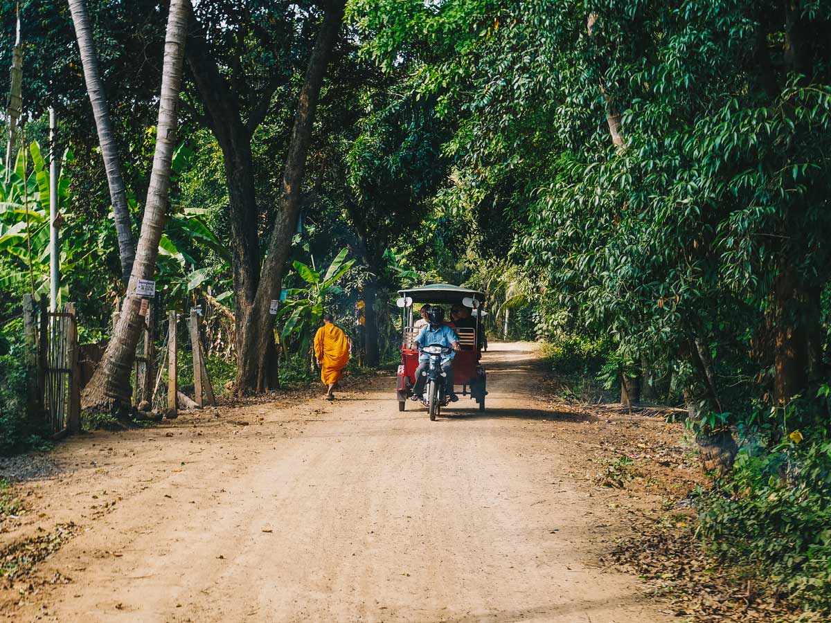 Tuk tuk on the dirtroad in Cambodia