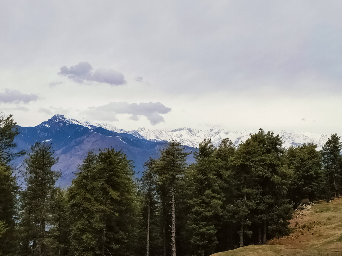 Manali snow on Himalayan mountain peaks seen along safari tour in India