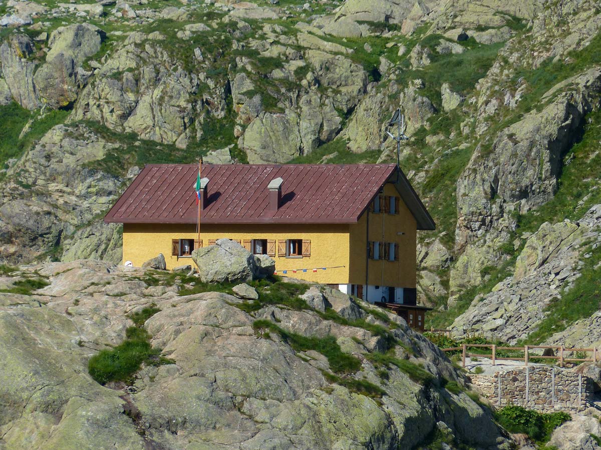 Hidden house cabin in the mountains along Kings Path tour France