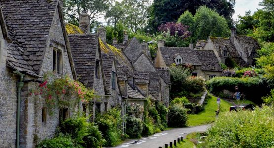 Cotswold England stone townhouses laneway walking tour UK