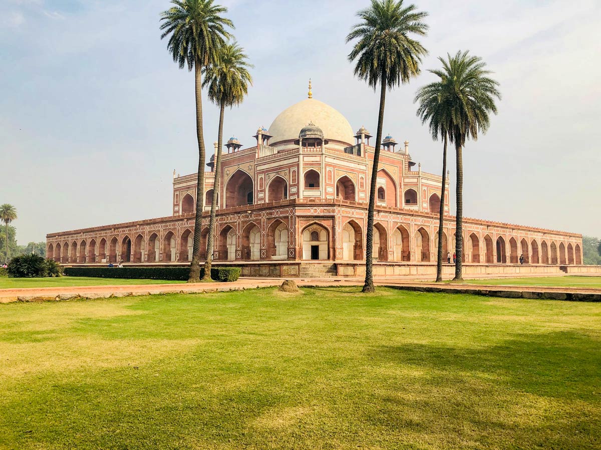 Humayuns tomb islamic mausoleum large red sandstone building decorated with inlaid white marble