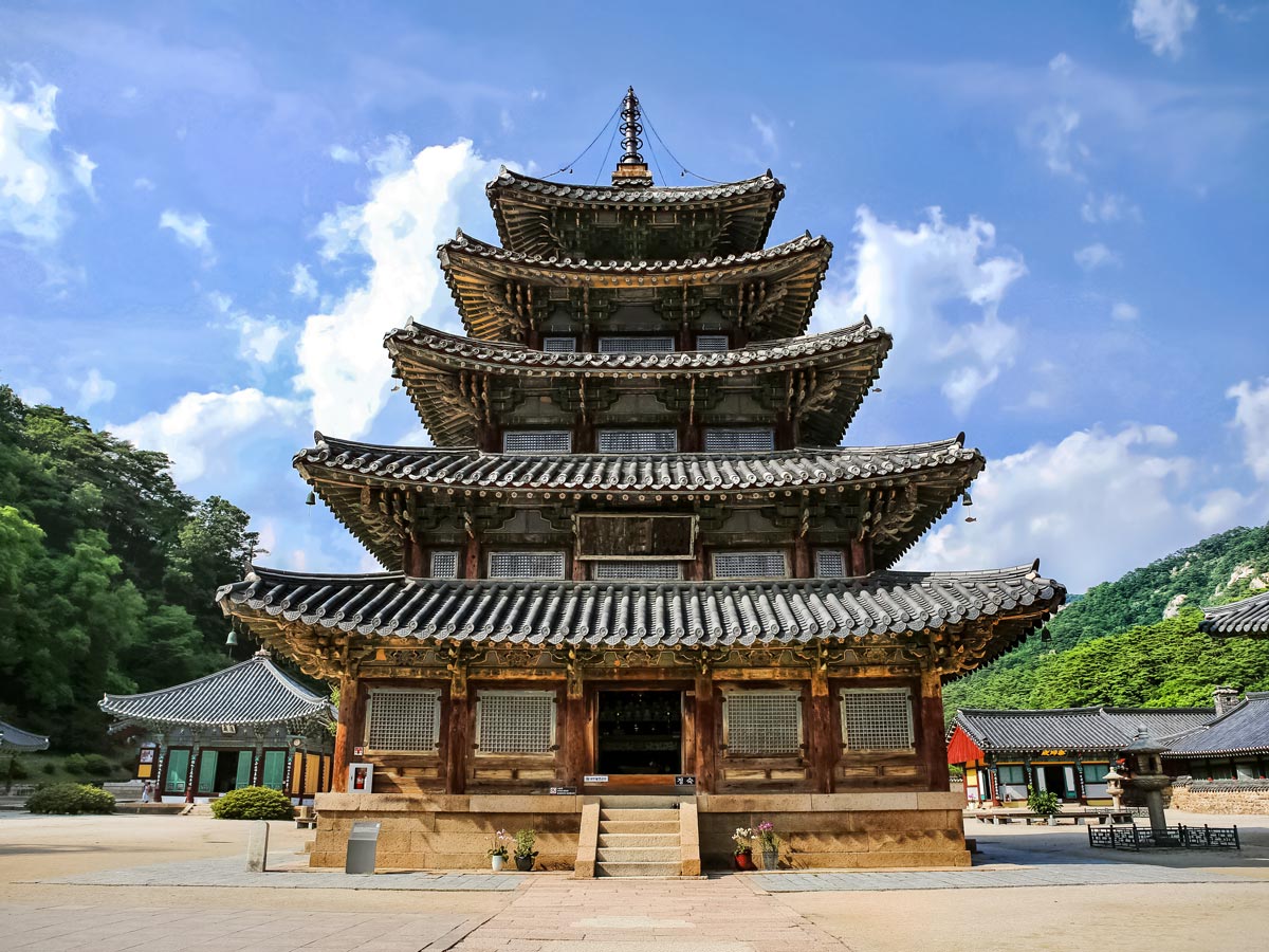 Beopjusa beautiful temple traditional arcitecture building South Korea adventure trekking tour asia