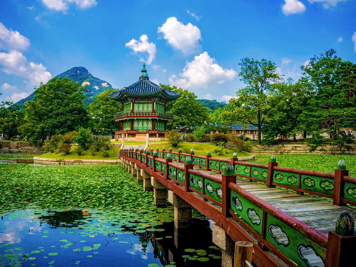 Gyeongbokgung palace exploring South Korea adventure tour