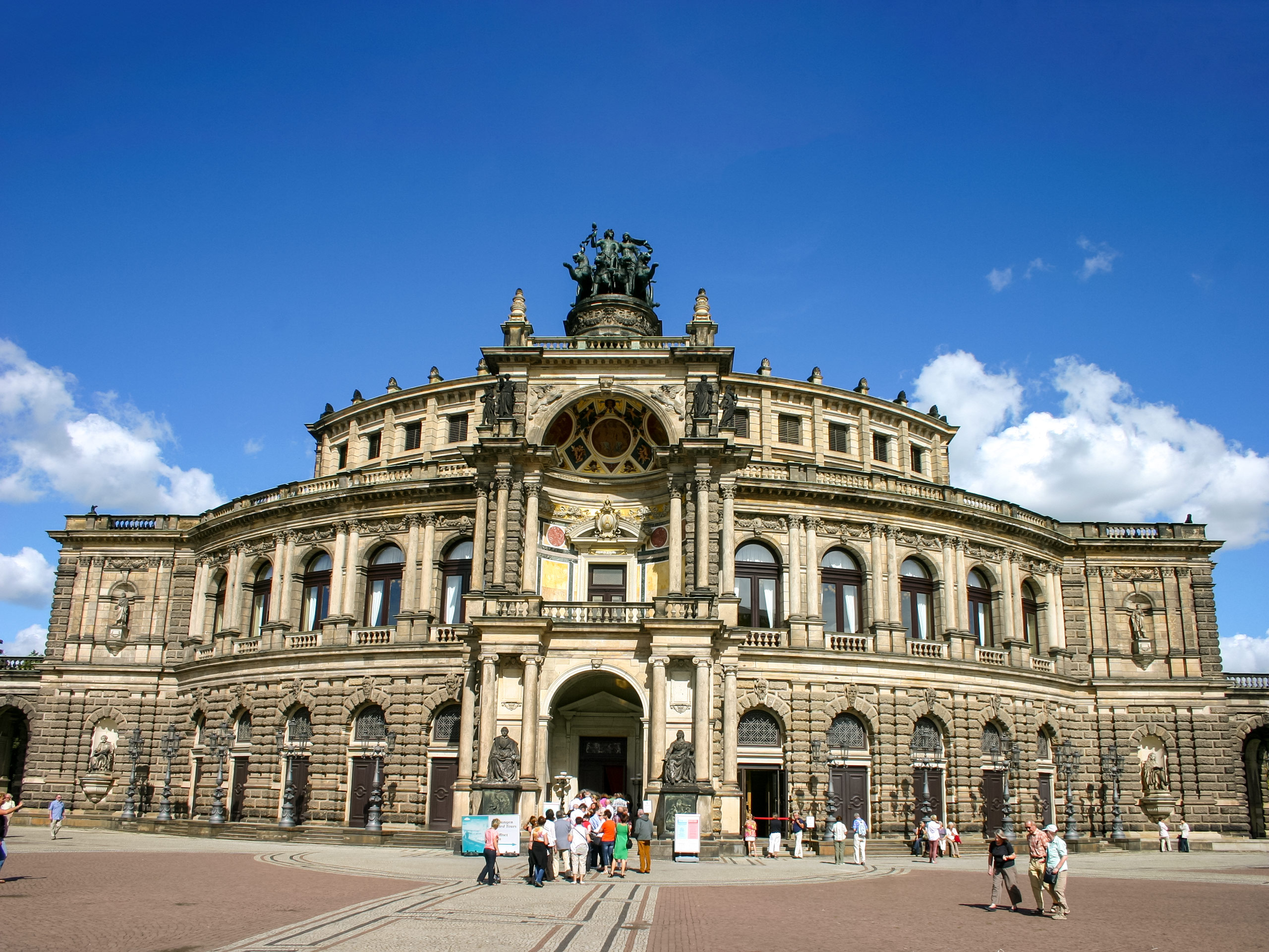 During your bike tours along the Elbe you will visit world famous sights such as the Dresden Semperoper