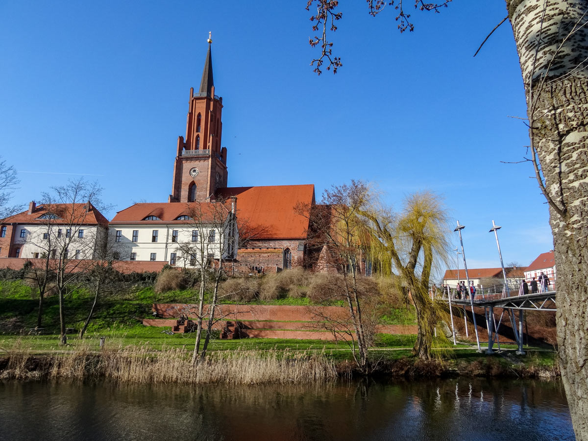 Rathenow am Havelradweg, Blick auf Sankt Marien Andreas Kirche Church chaple by the river Havelradweg