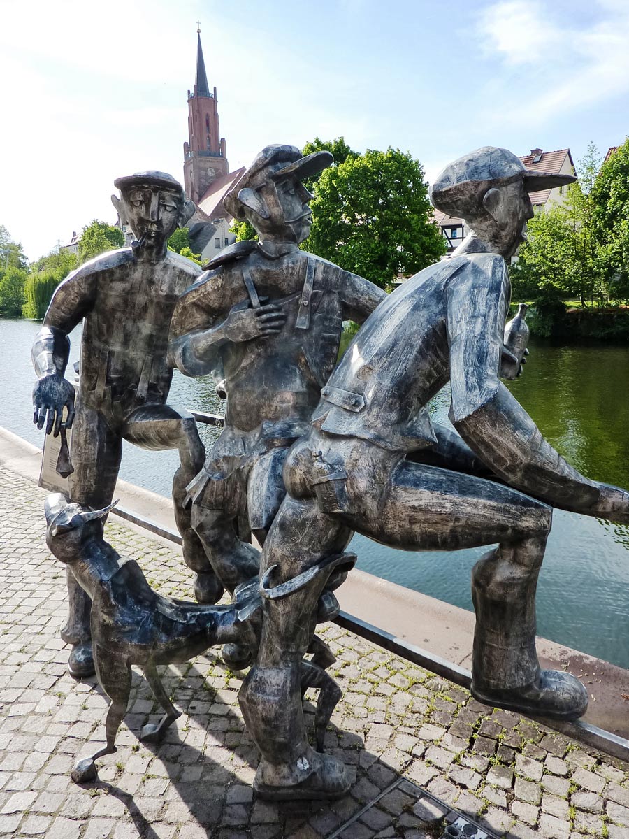 Rathenower Schleusenspucker am Havelradweg Statue Rathenower Schleusenspucker on Havel river cycle path AugustusTours