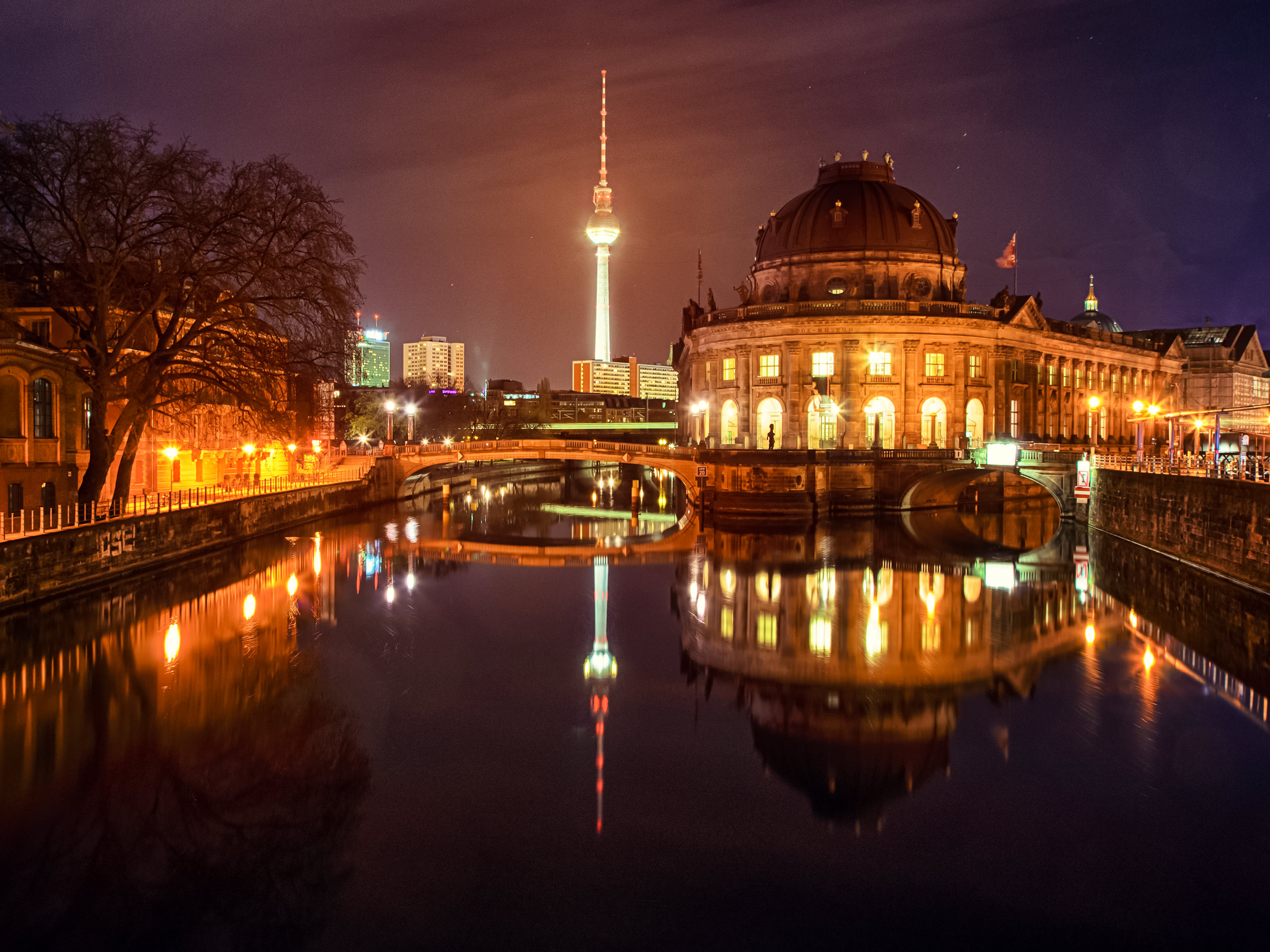 Berlins TV tower illuminated at night