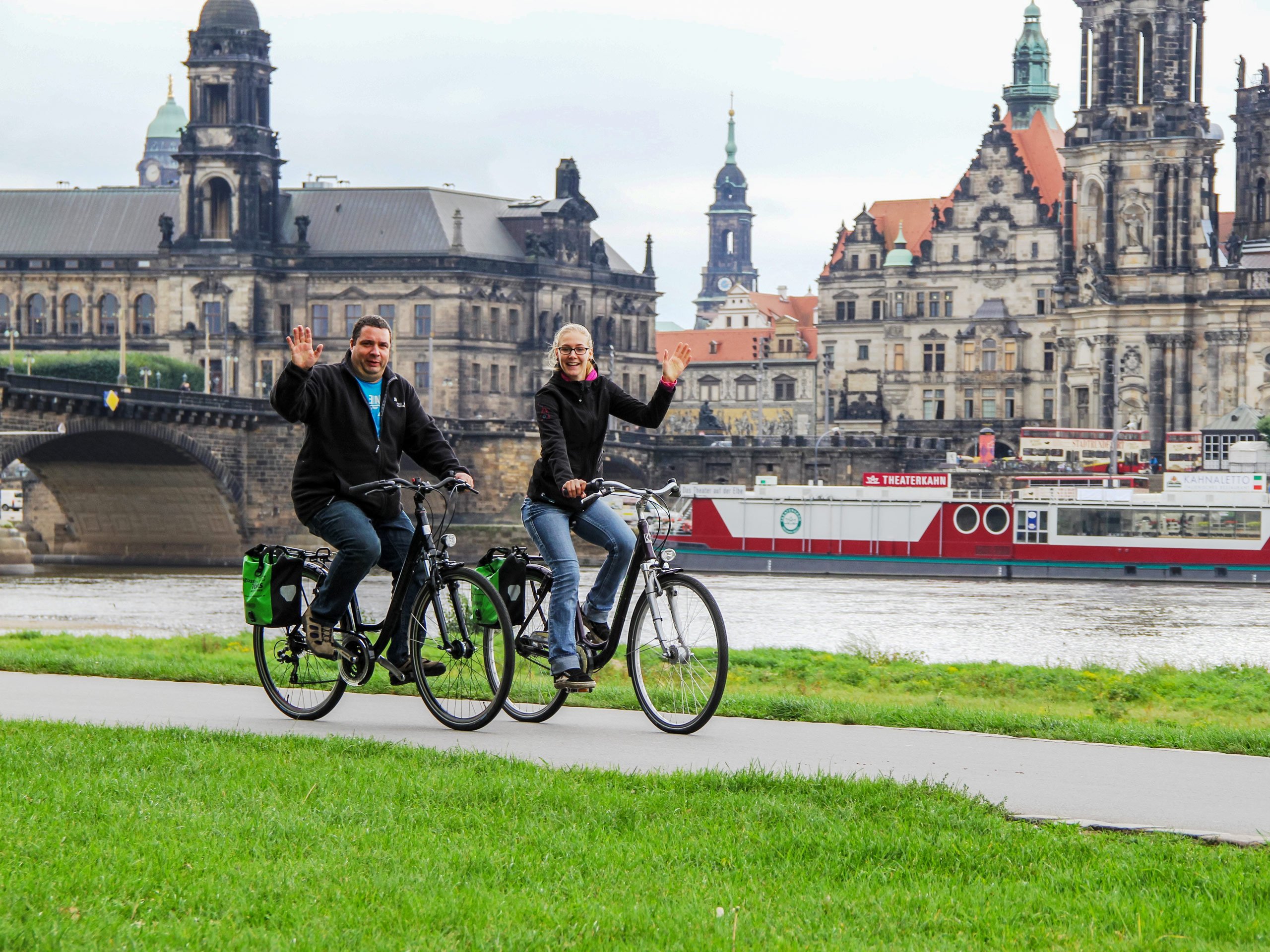 Cyclists on the Elbe Cycle Path in Dresden AugustusTours Silvia Frenzel