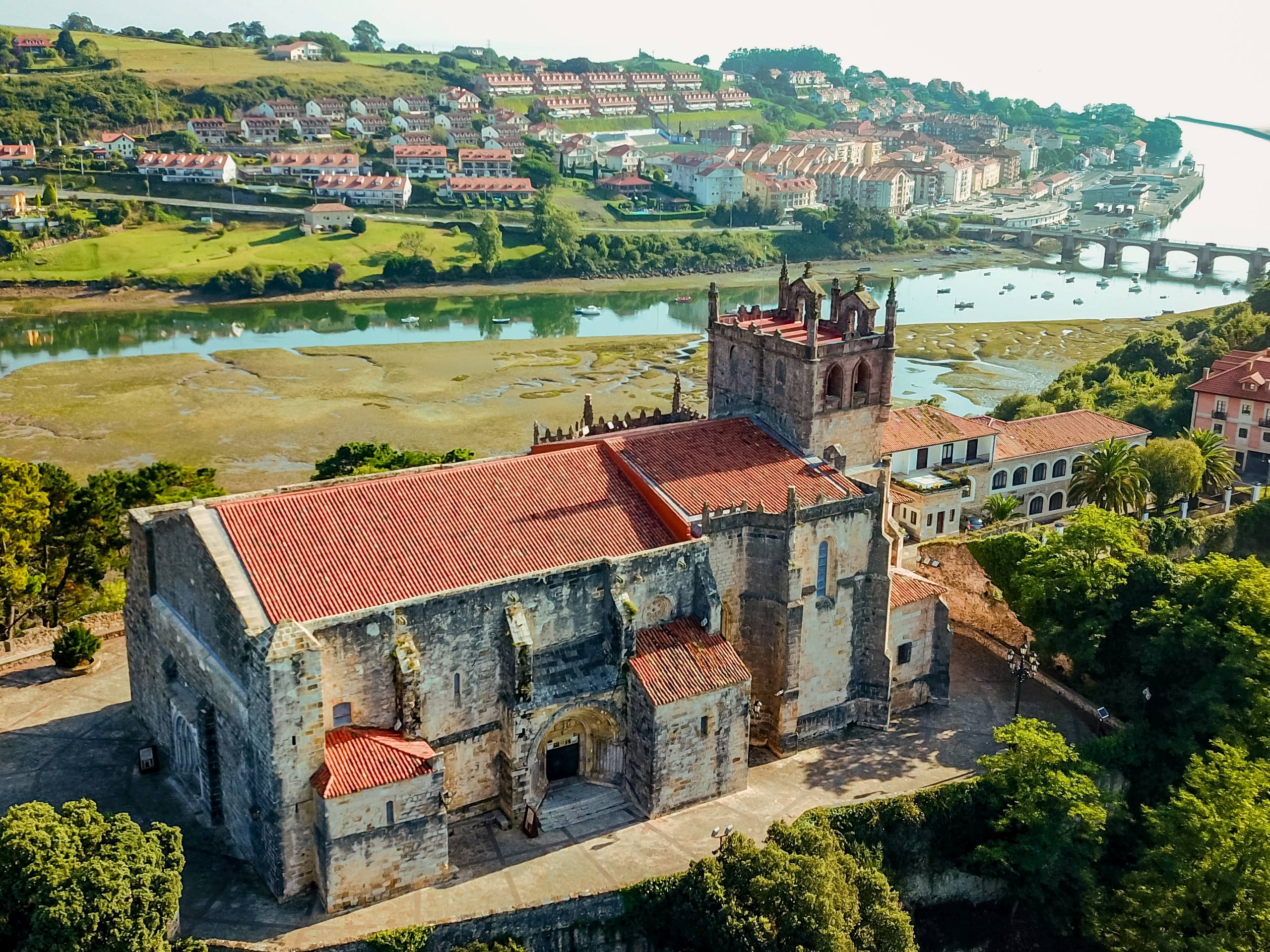 San Vicente de la Barquera, Cantabria, Spanien Show of an old brick castle and a bridge with a view to the ocean