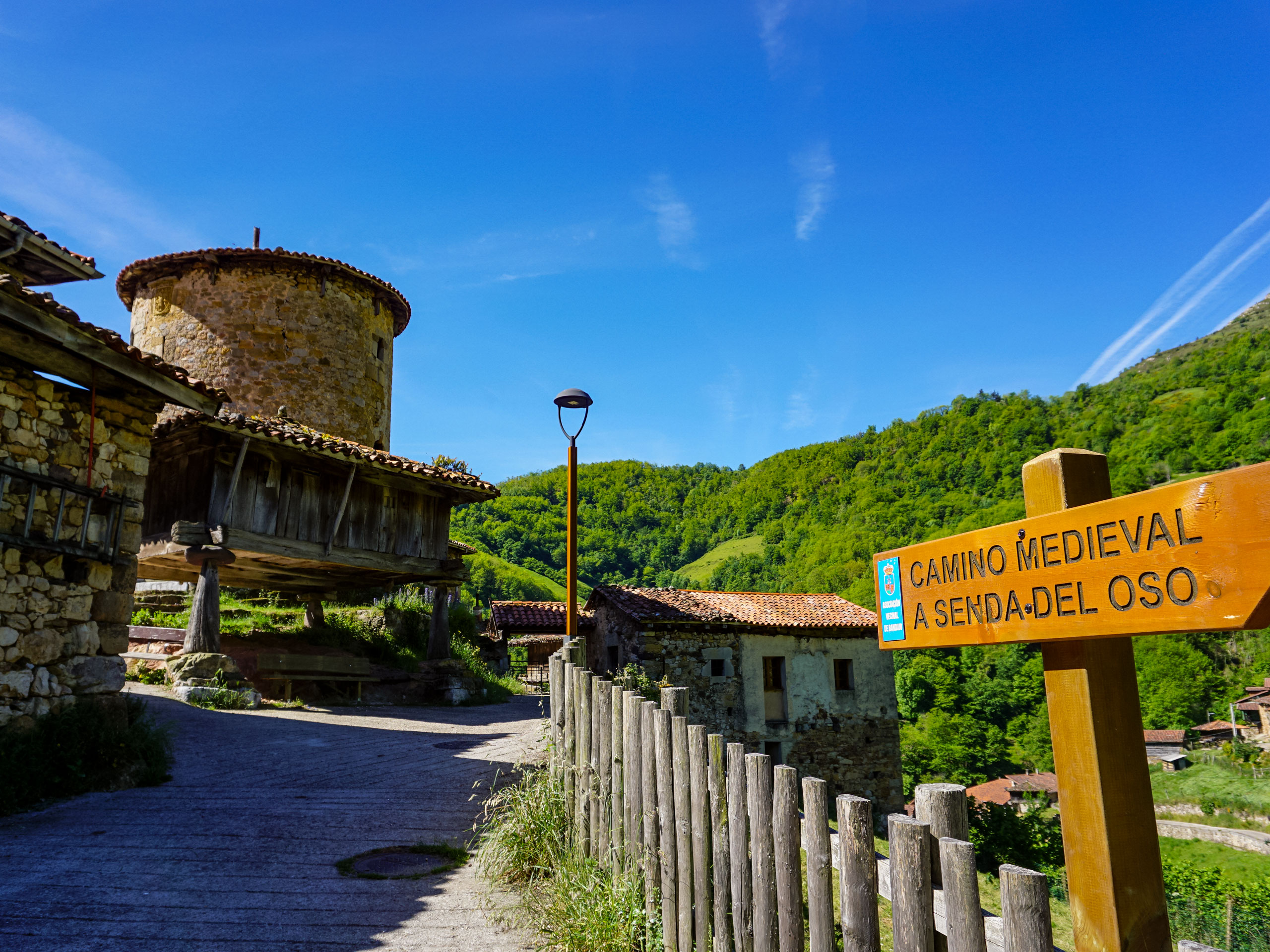 Camino Medieval A Senda Del Oso arrow sign bandujo sts ana hiking in Spain Asturias walking circular lagos