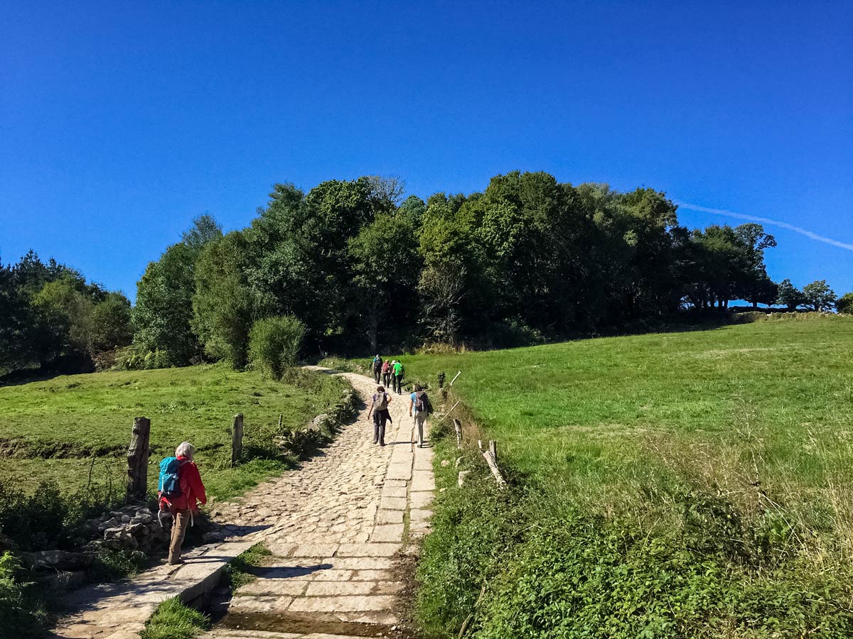 Compostella hiking exploring Fench countryside gourmet walking tour