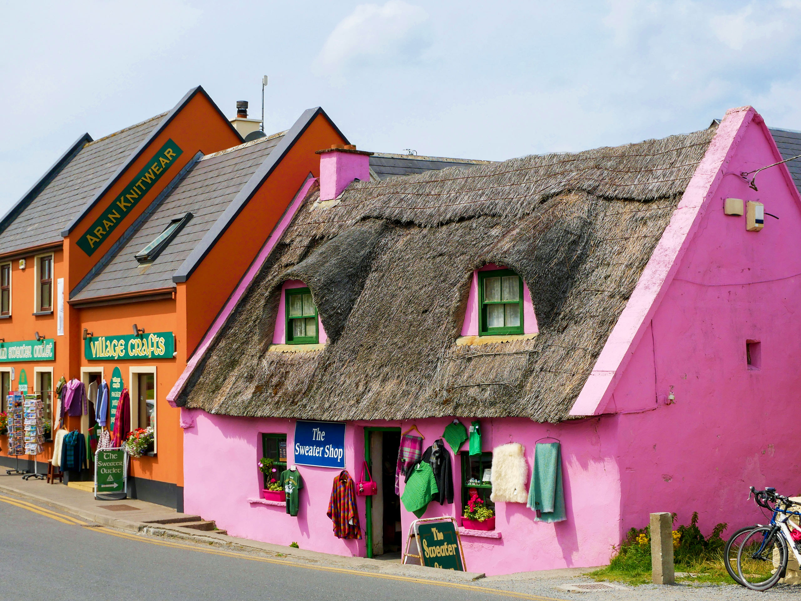 Shop with a thatched roof in Doolin