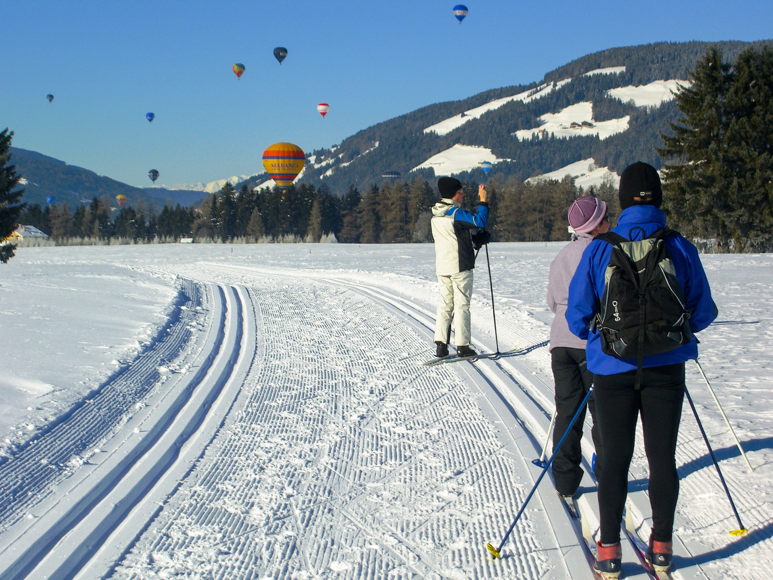 Hot air ballons flight in Winter