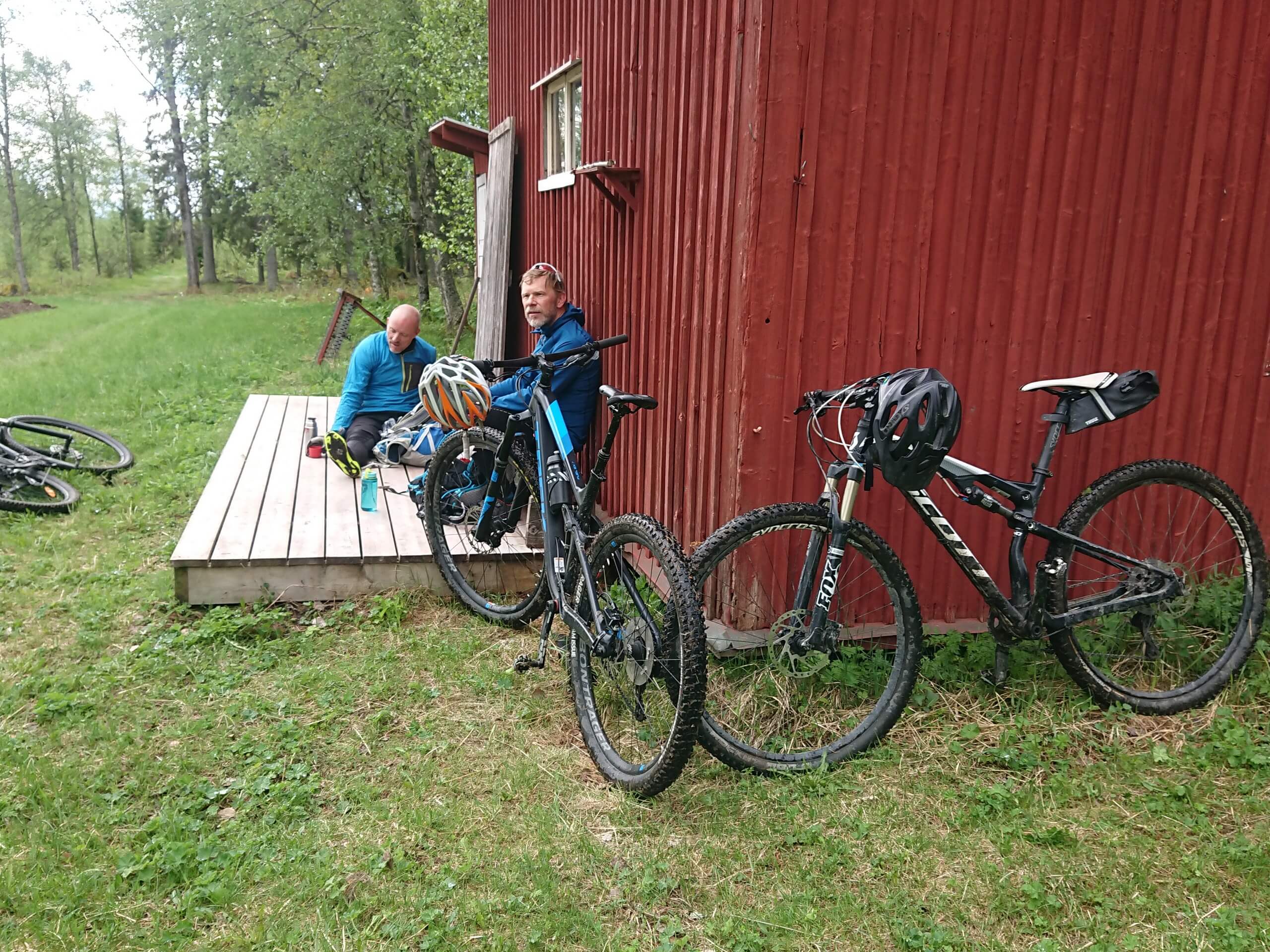 Resting during the mountain bike ride in Jämtland