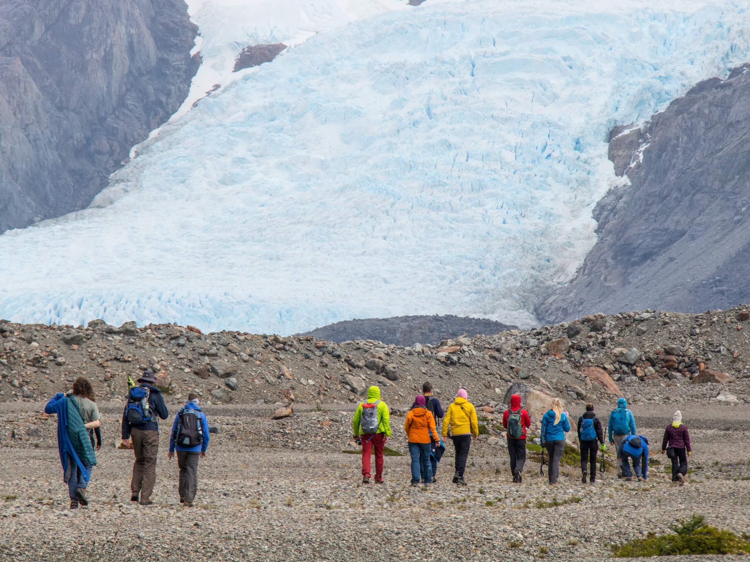 Group hiking towards Laguna Frías Superior