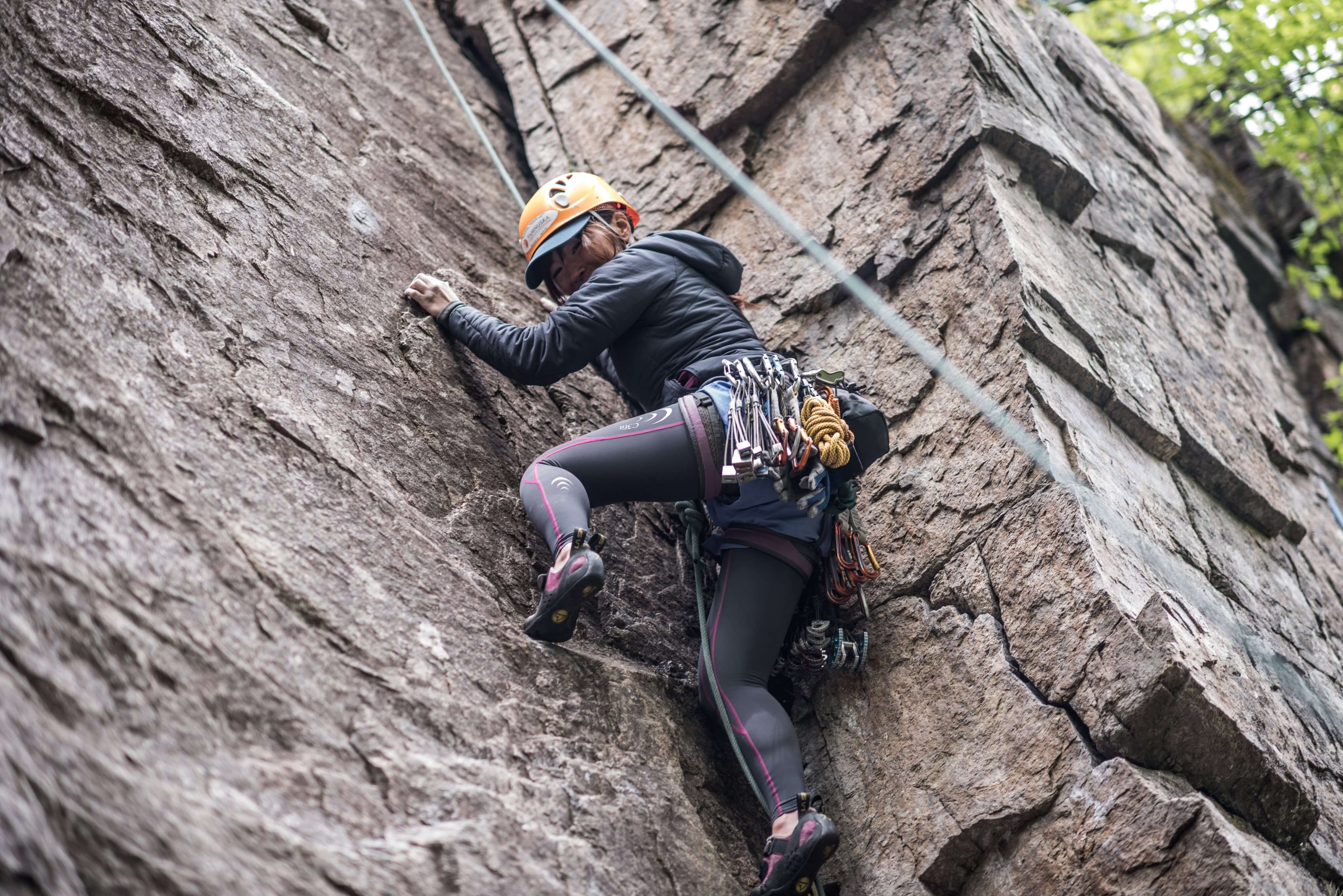 Climb up the rock wall in Skaha Rock @evazolaphoto