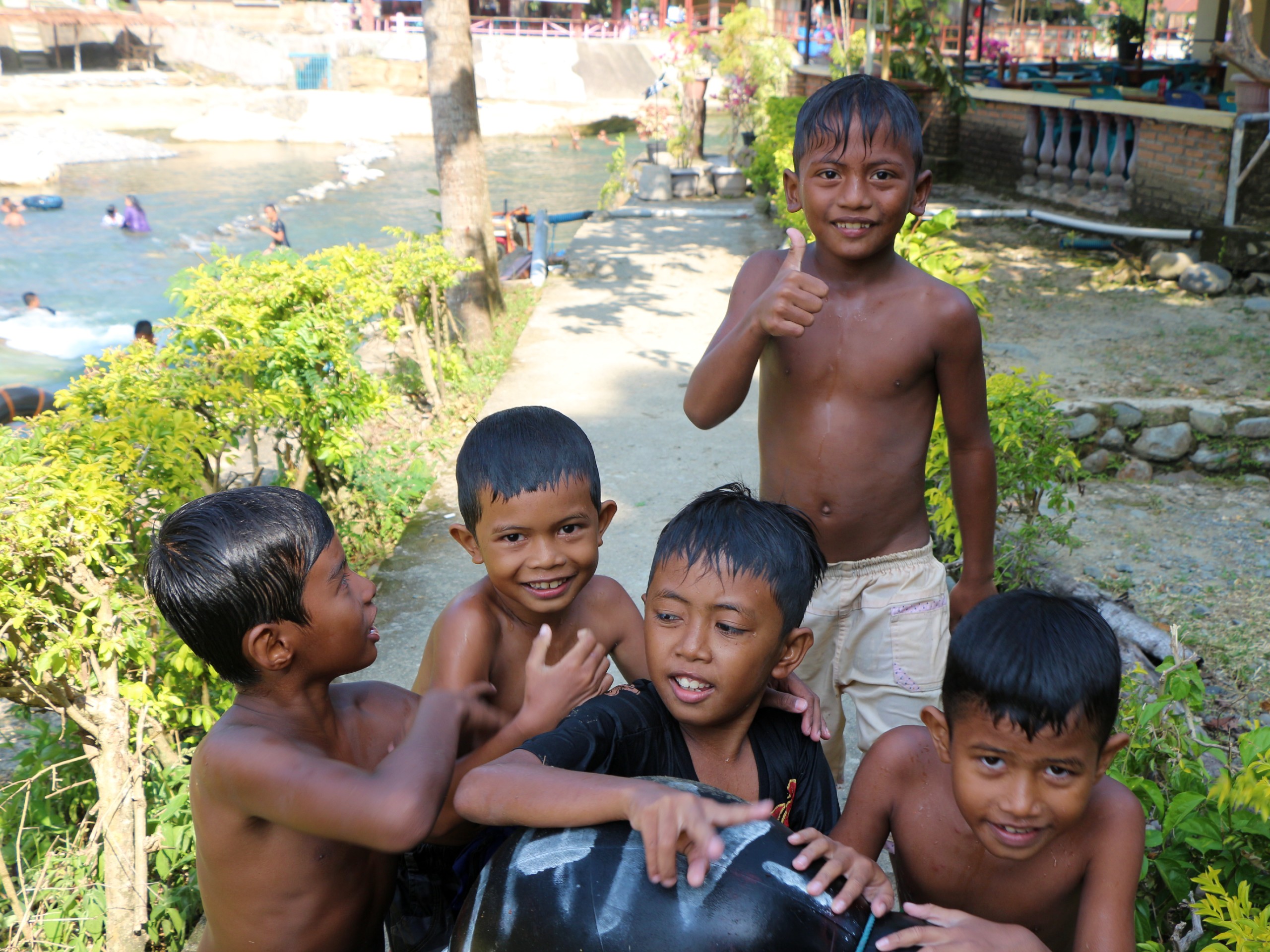 Sumatera - Kids in Bukit Lawang