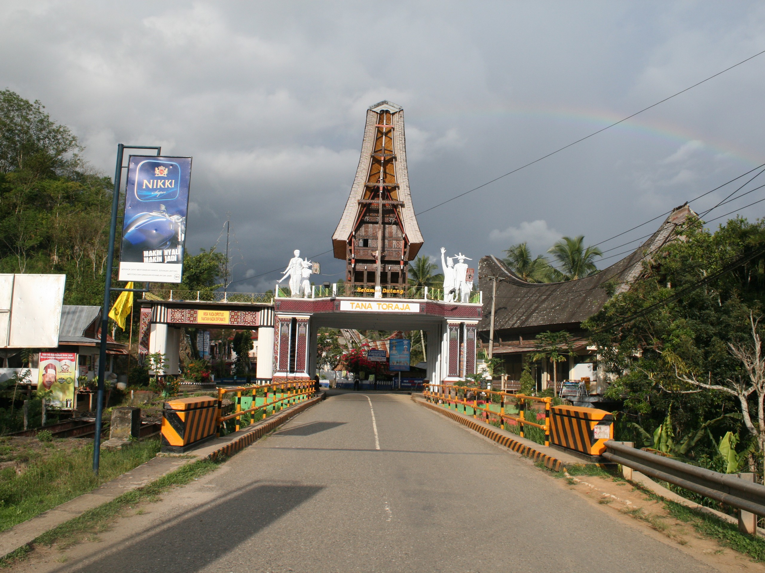 Sulawesi - Toraja gate