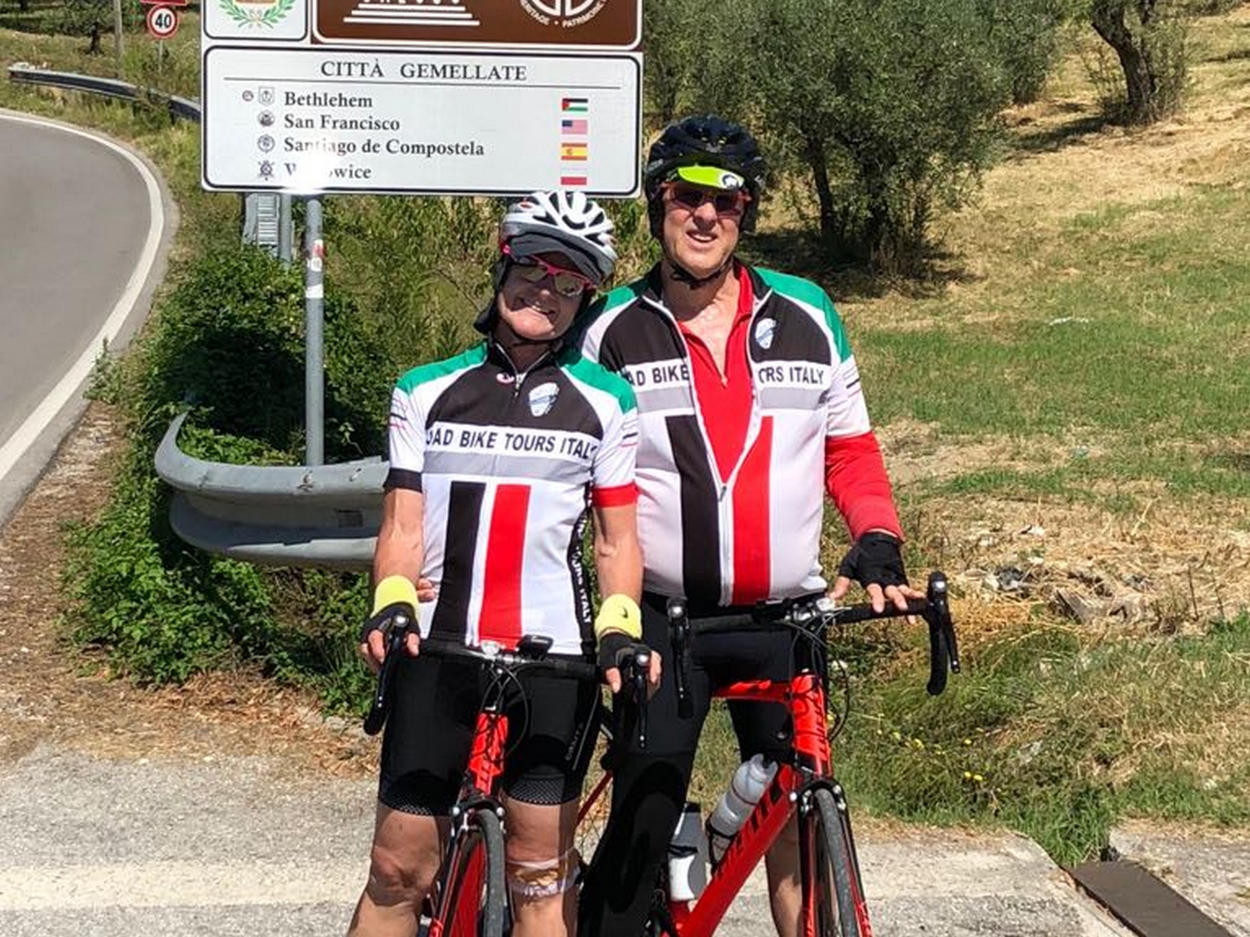 Two cyclists posing along the Tuscany cycling route