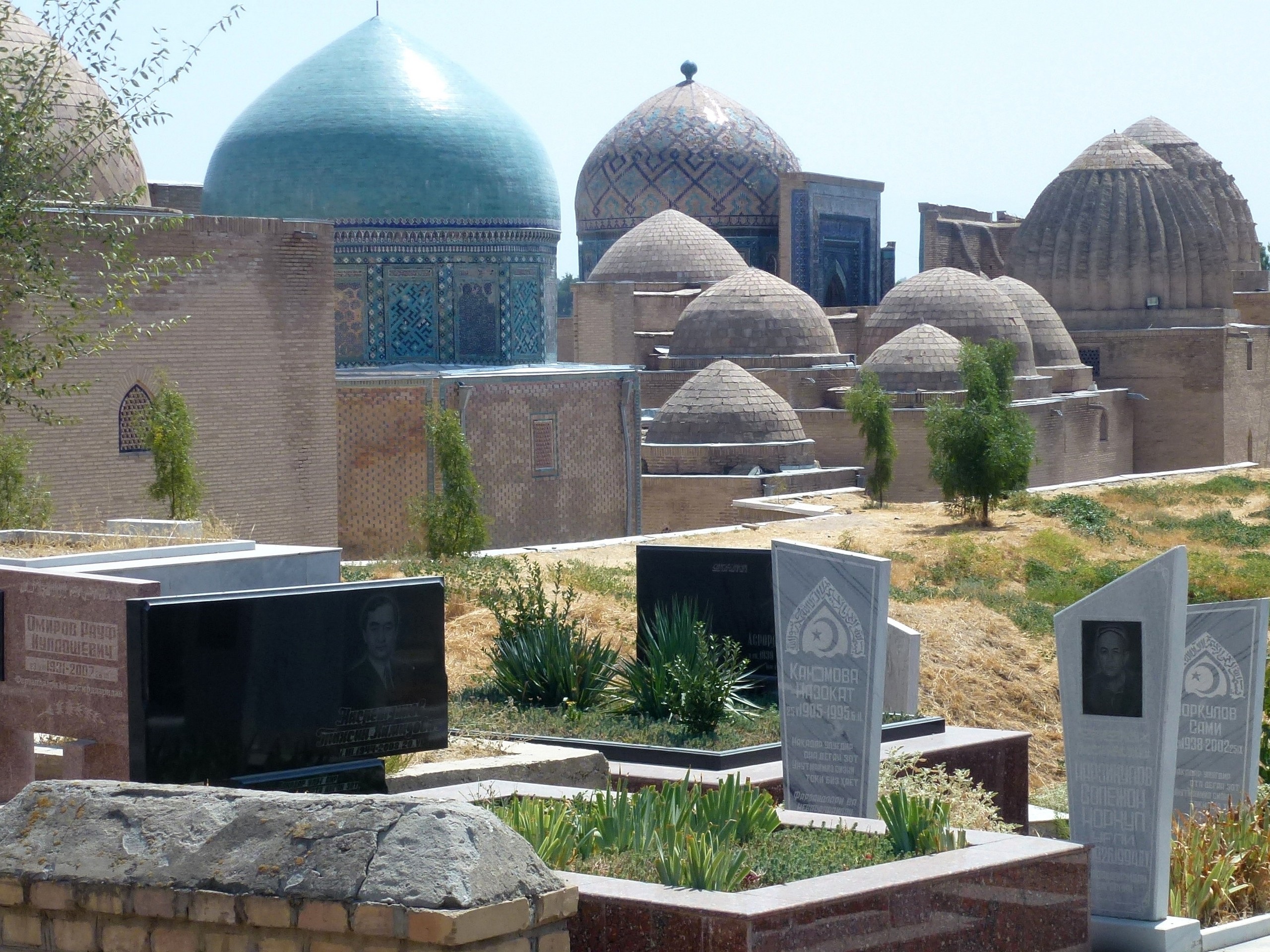 Shakhi Zindai necropolis+modern graves