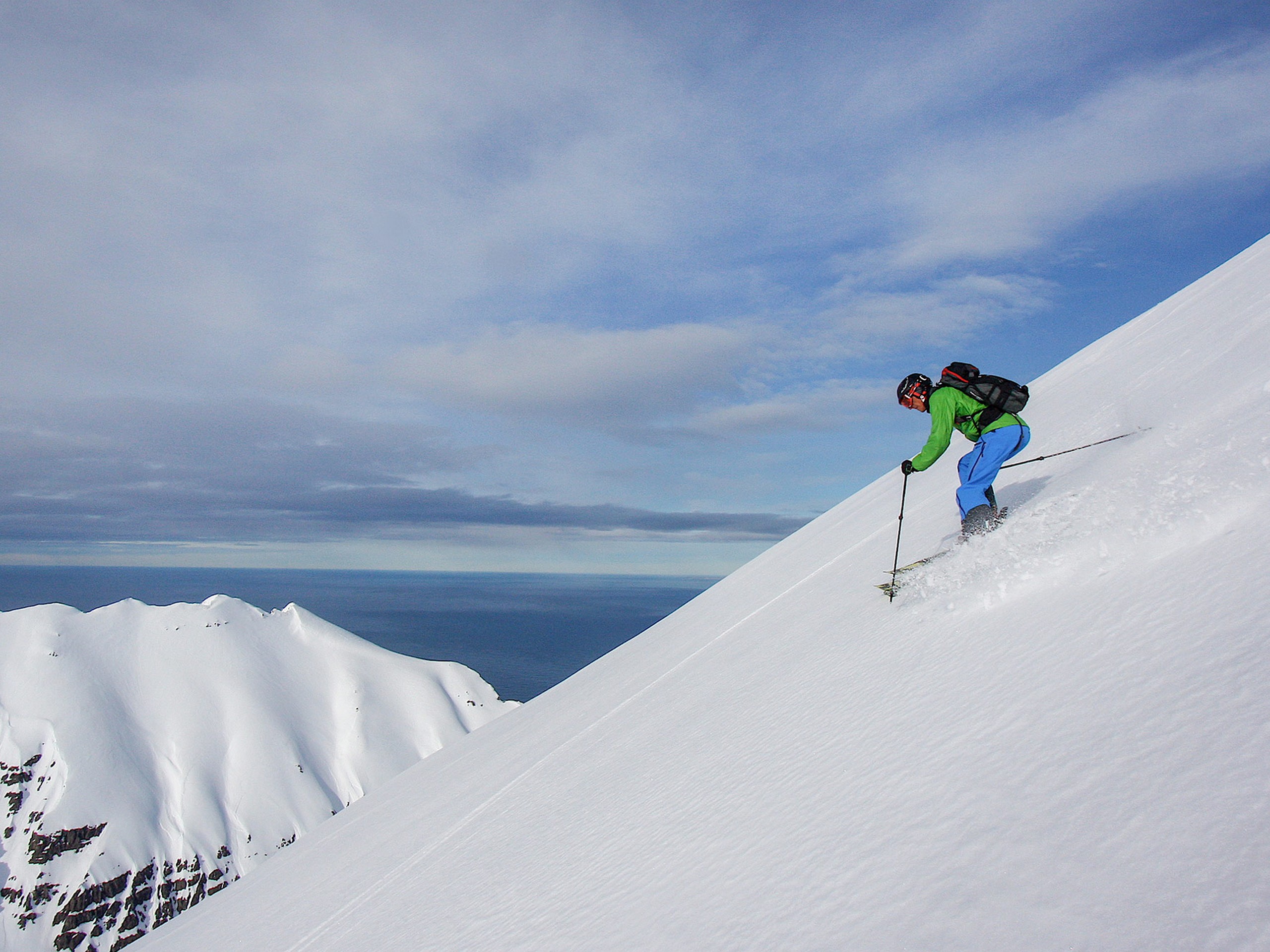 Skiing down one of the tallest Iceland's peaks - Photo by Guenter Kast