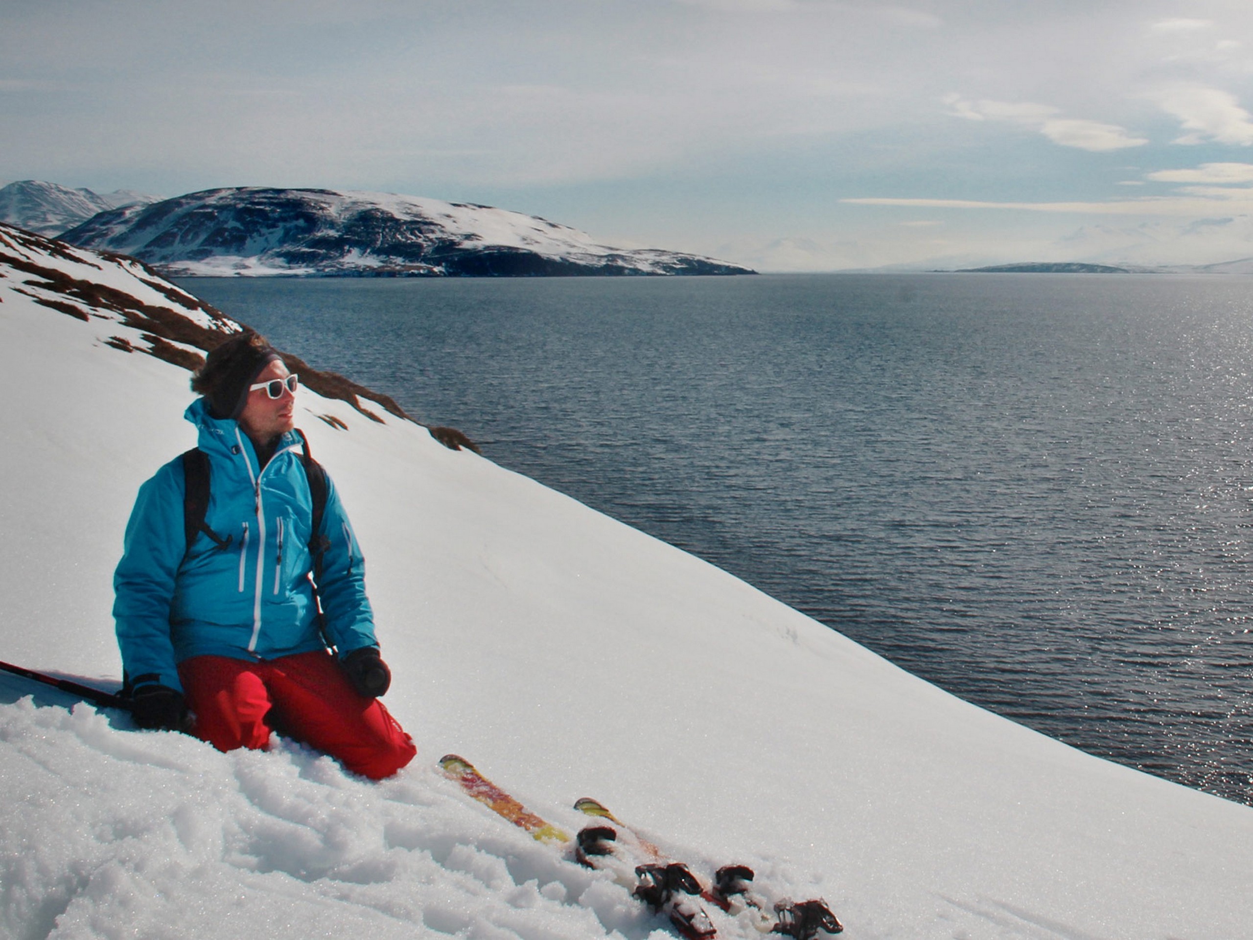 Skier posing on the slopes of a volcano - Photo by Jan Zelina