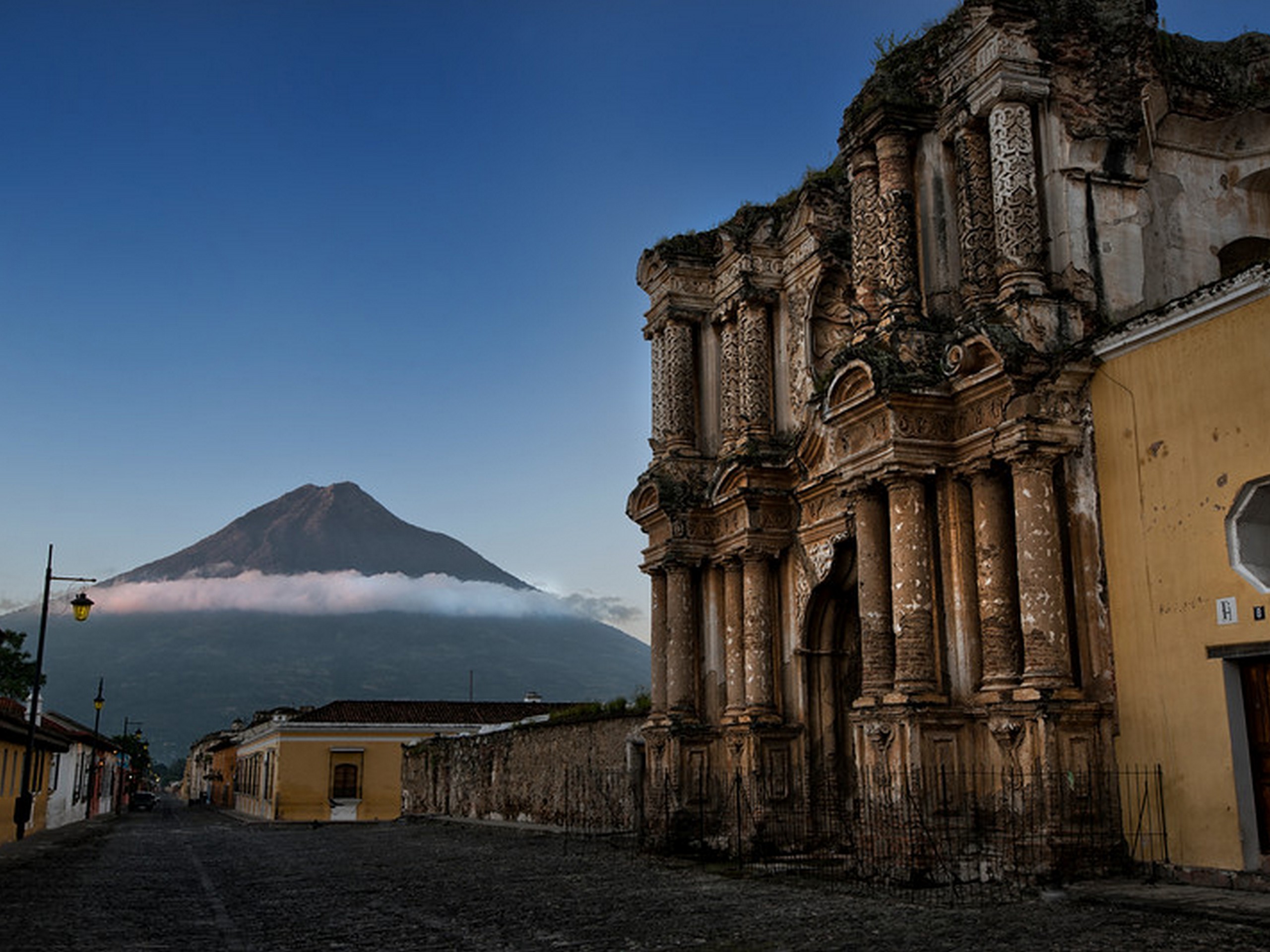 Antigua-Ruins-Agua-Volcano
